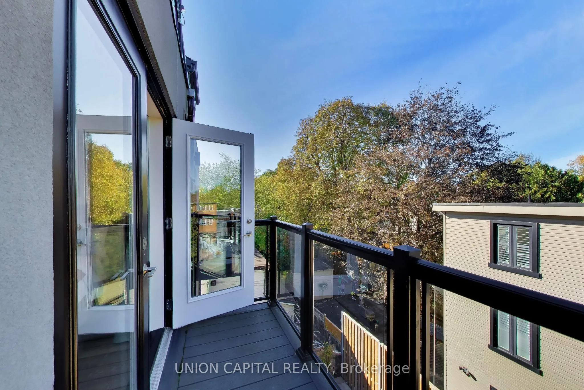952 Dundas Street E