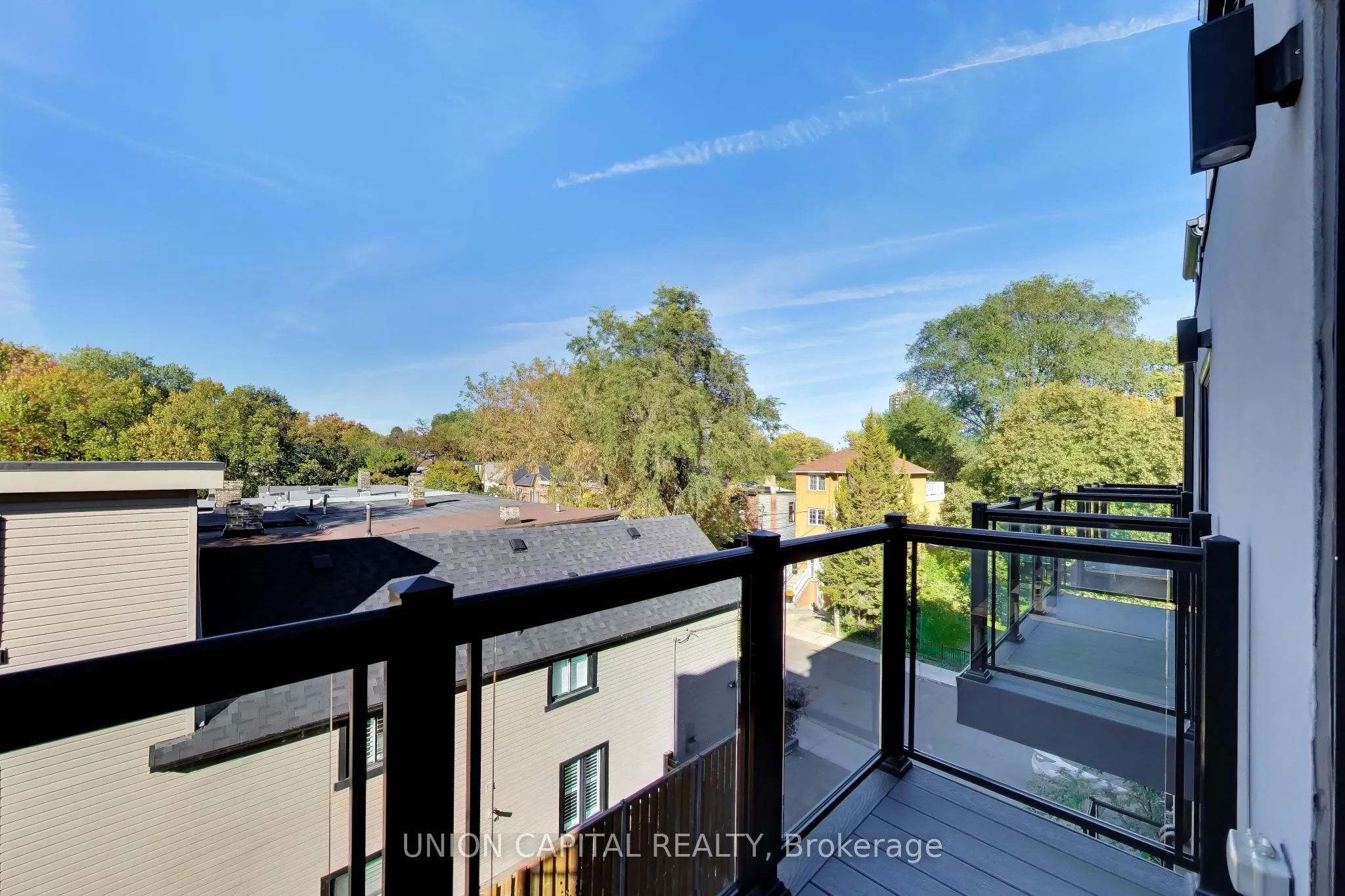 952 Dundas Street E