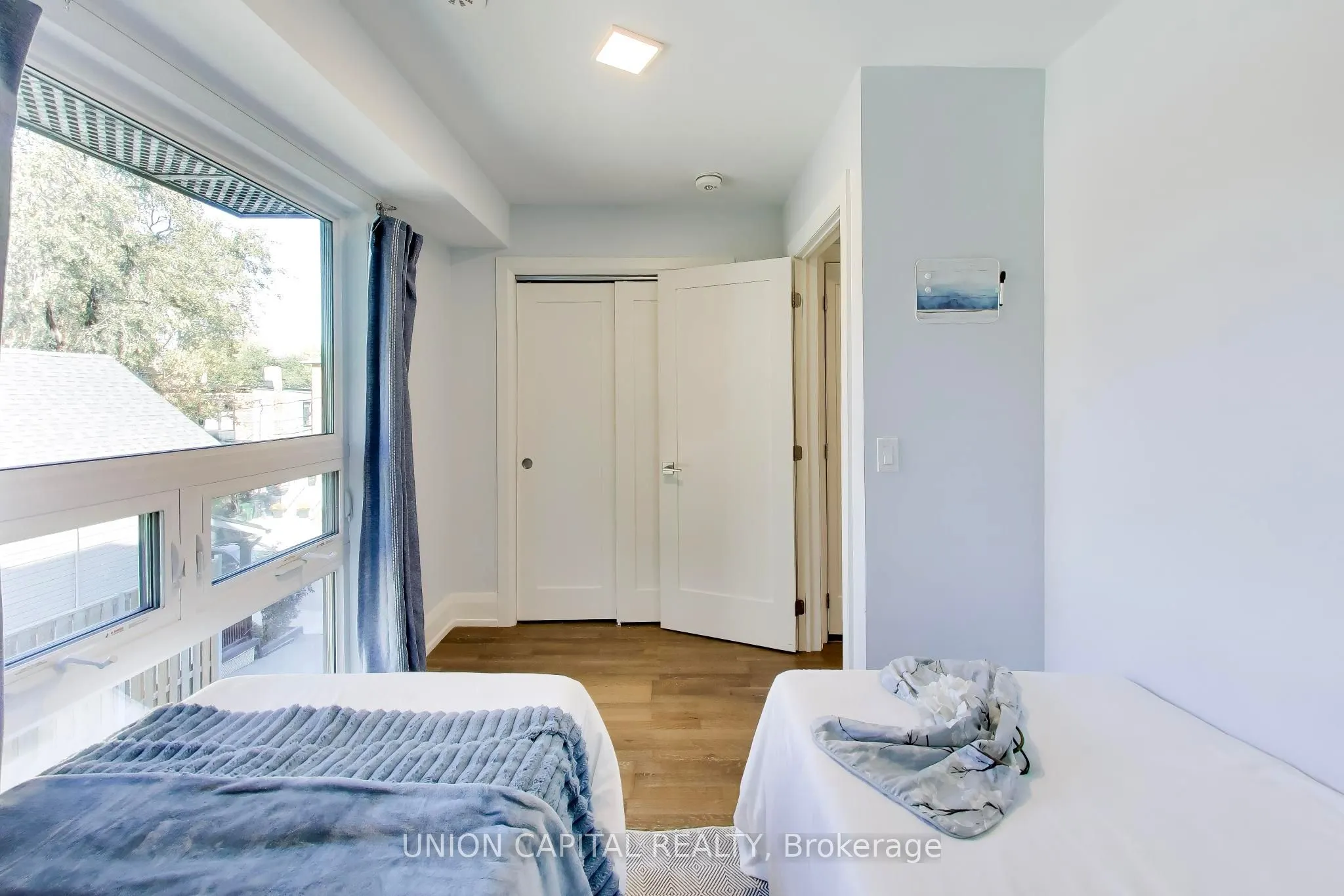 952 Dundas Street E