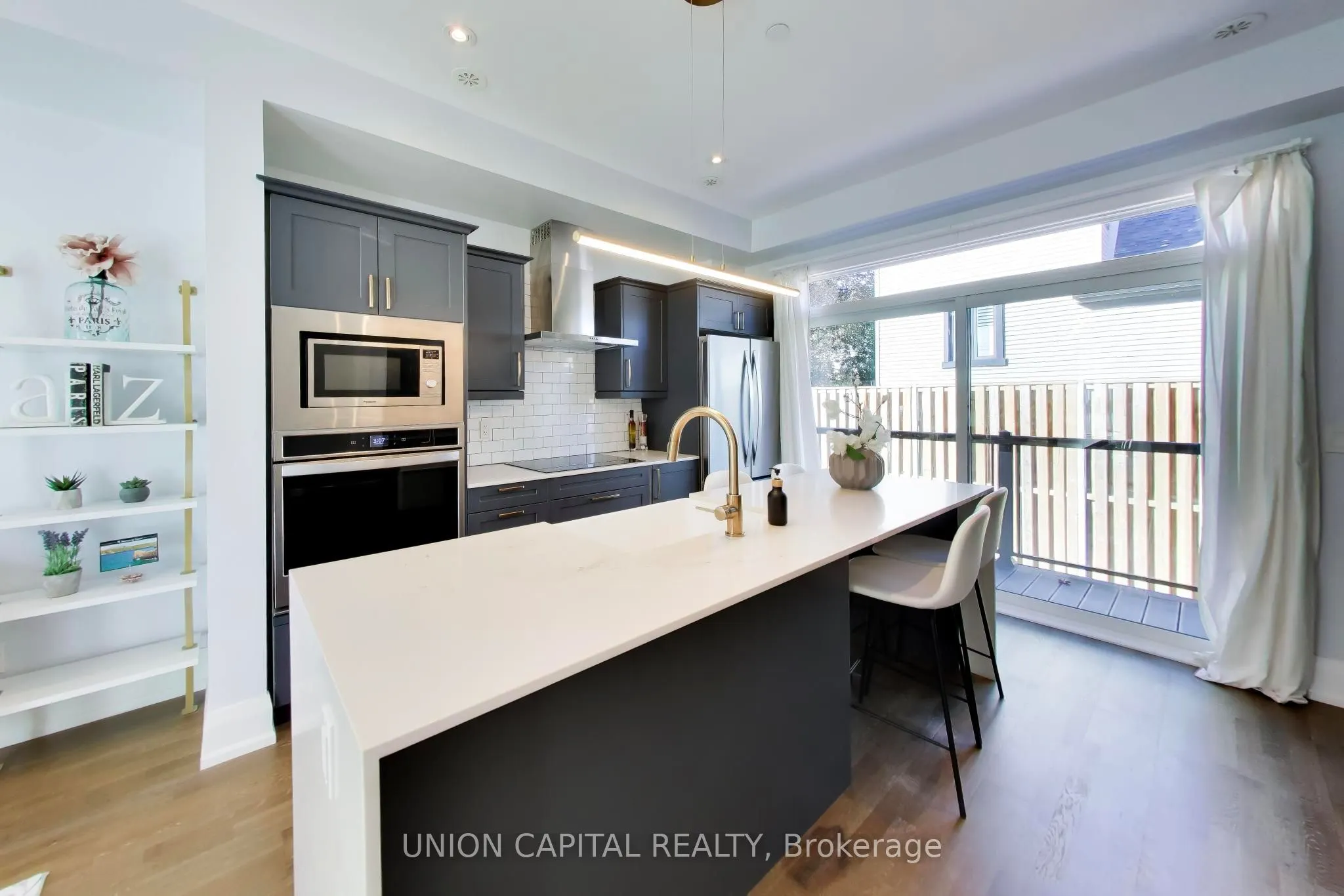 952 Dundas Street E