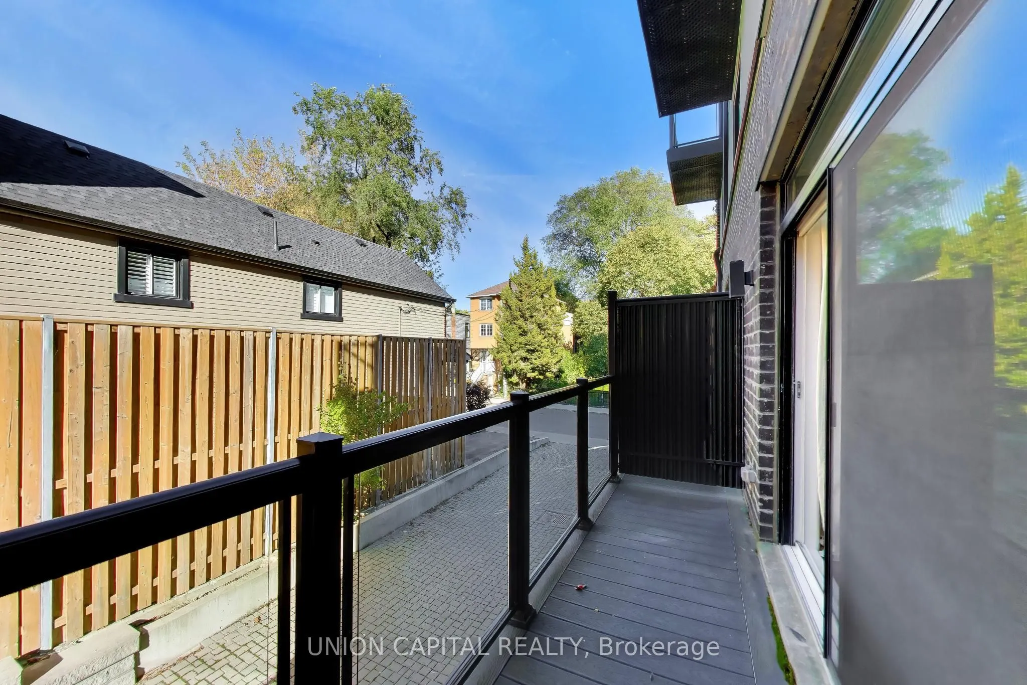 952 Dundas Street E