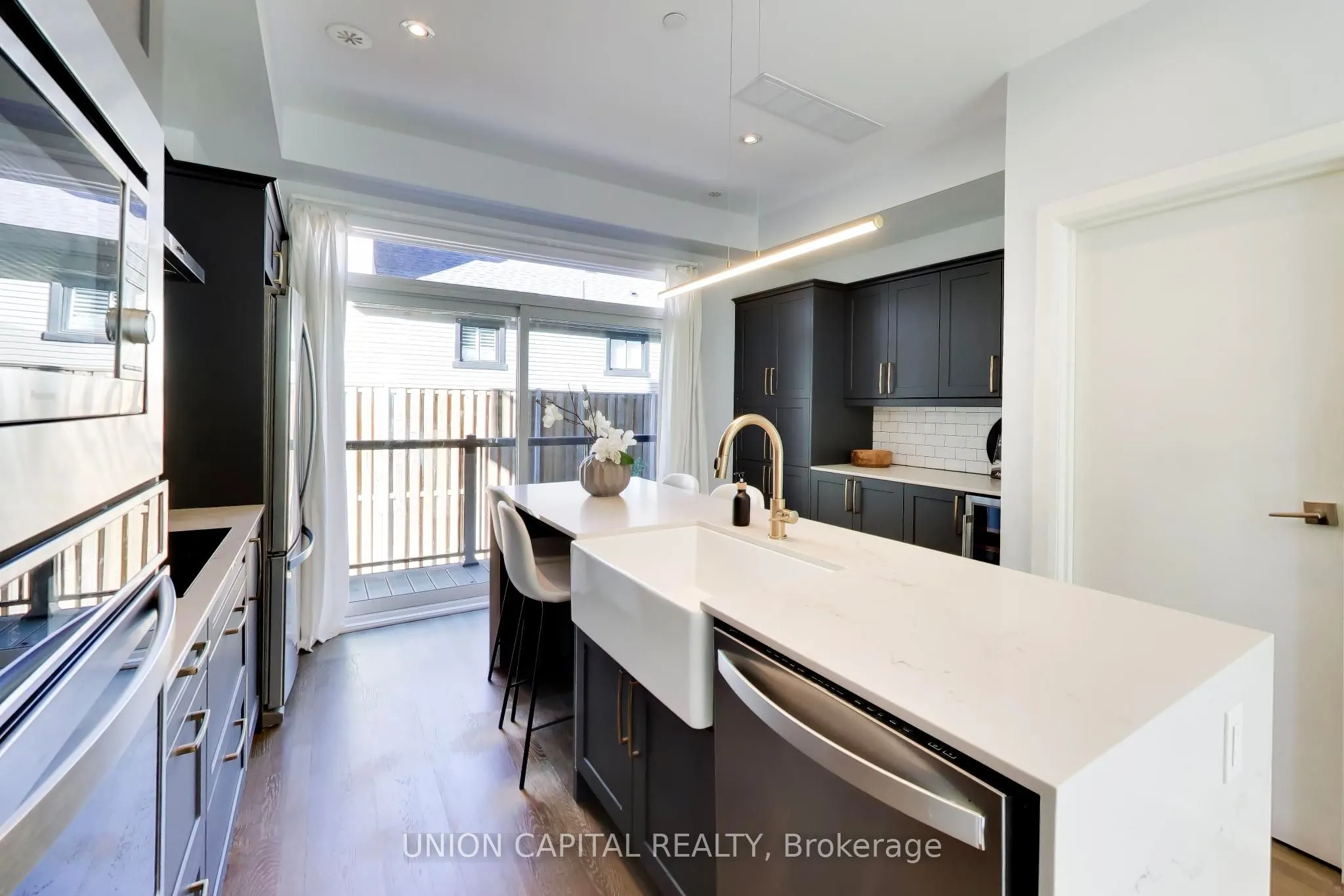 952 Dundas Street E