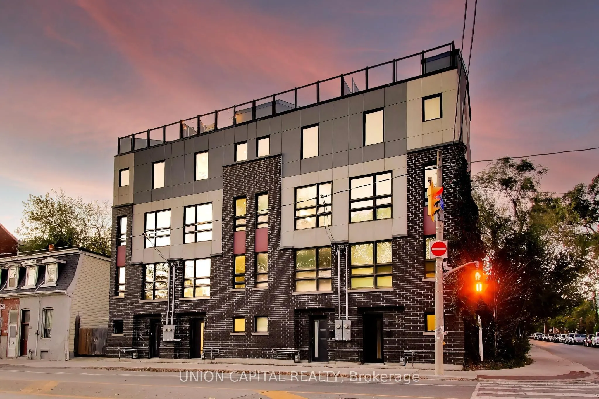 952 Dundas Street E