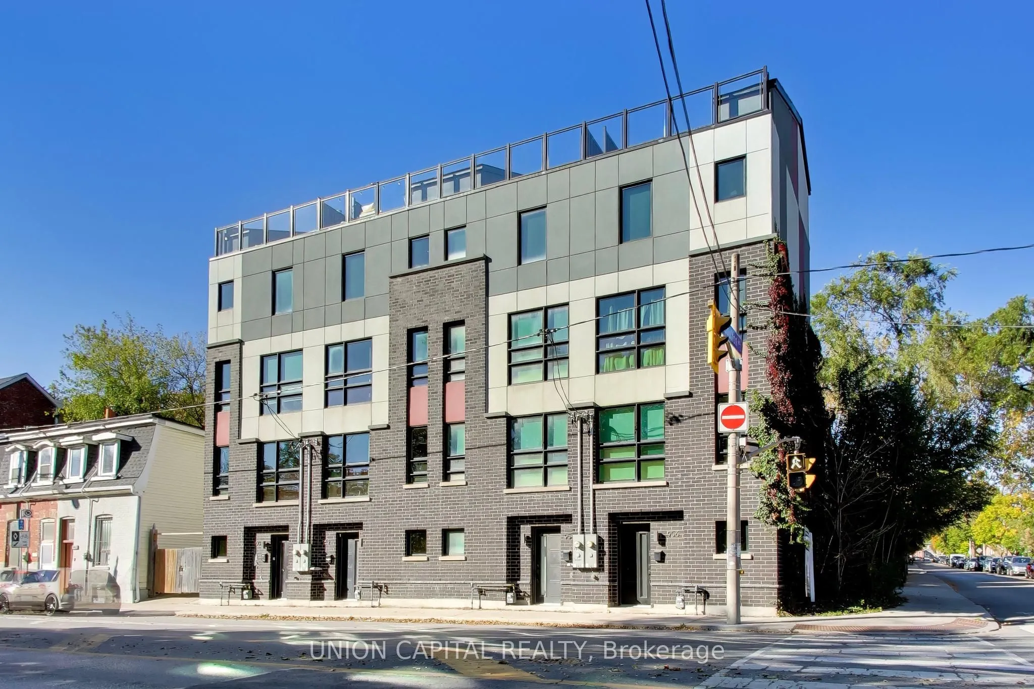 952 Dundas Street E