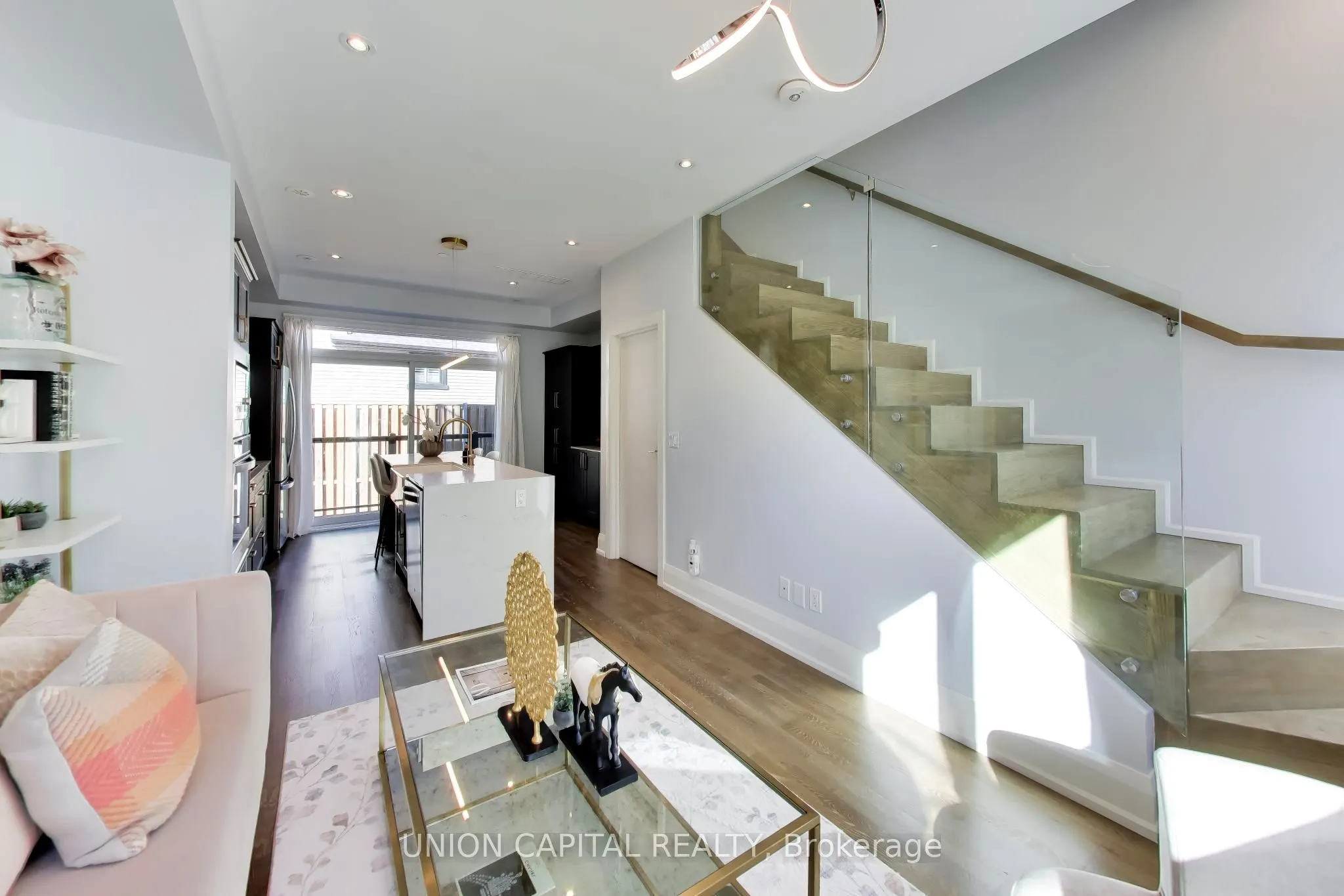 952 Dundas Street E