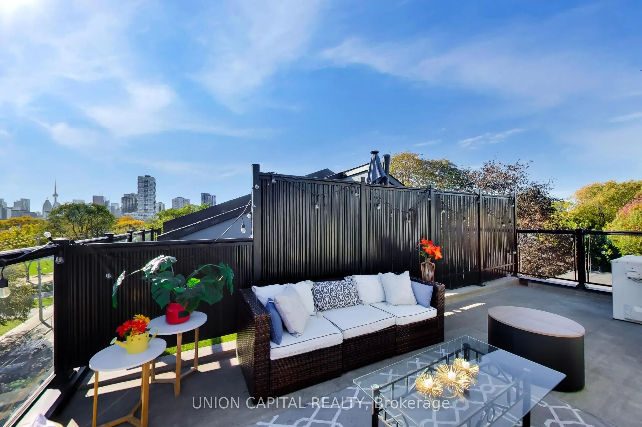 952 Dundas Street E