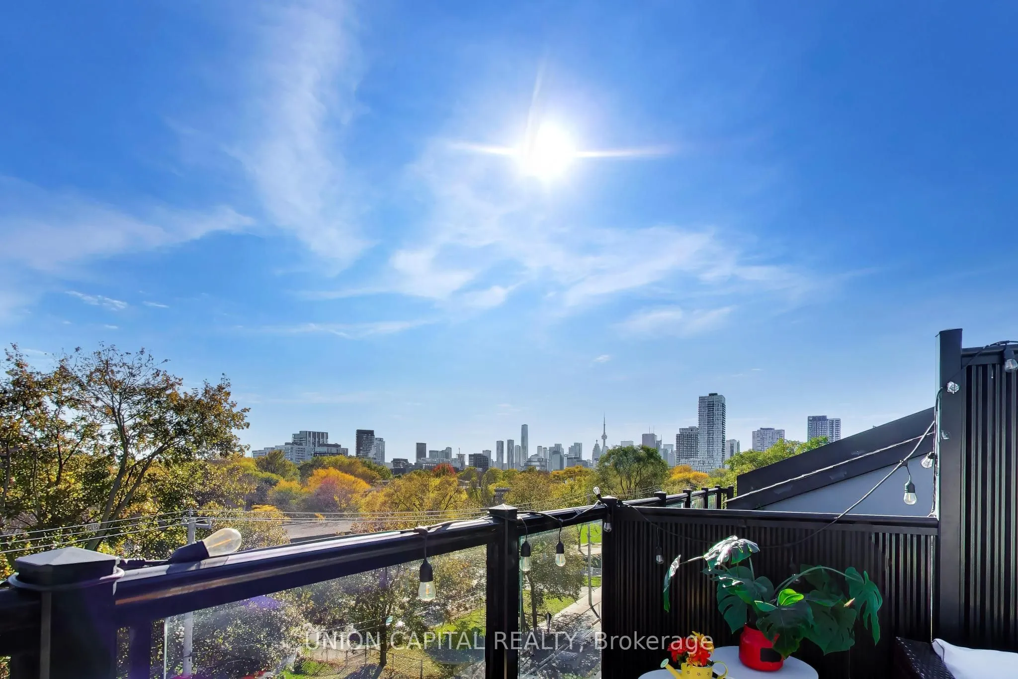 952 Dundas Street E