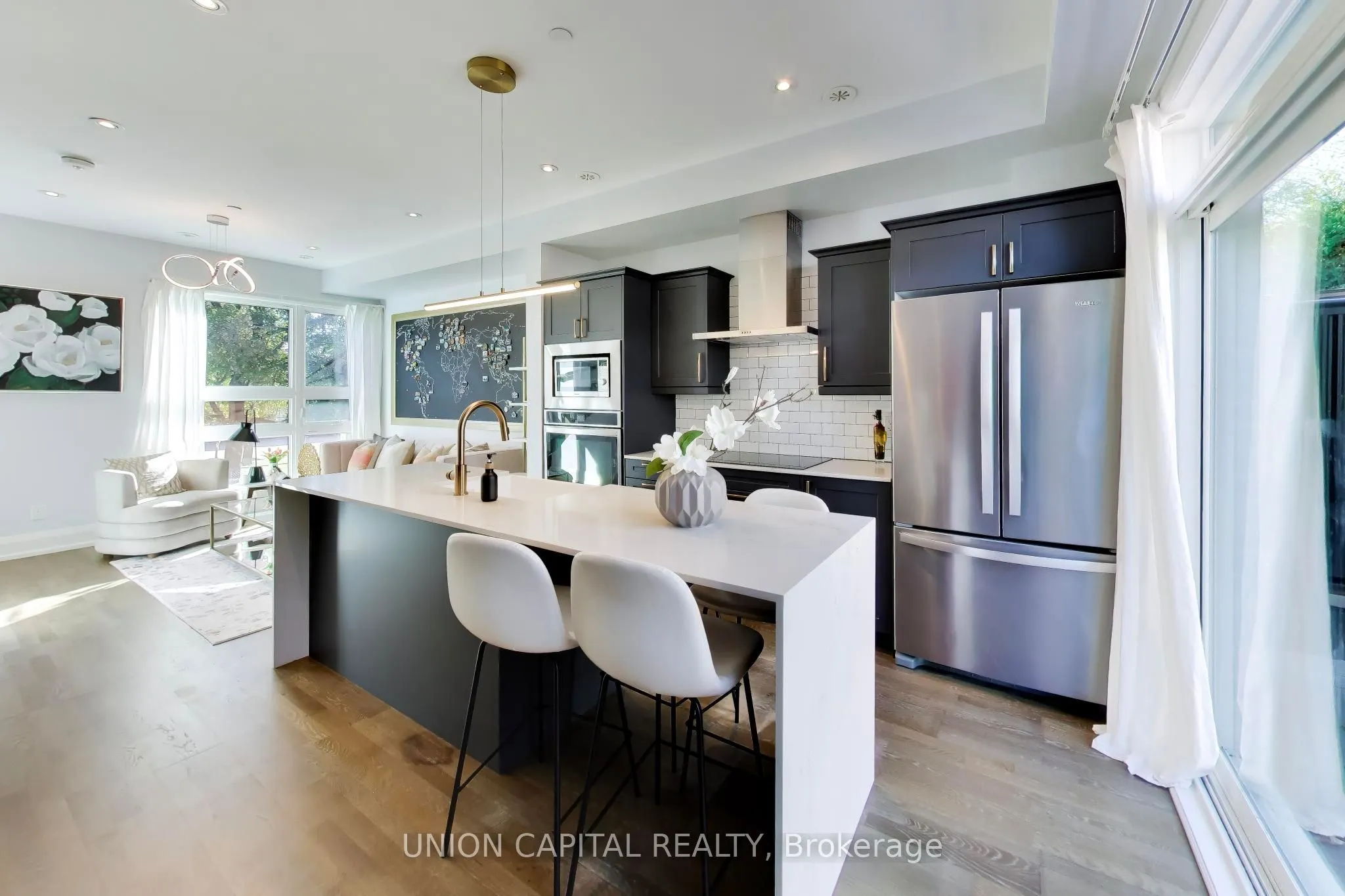 952 Dundas Street E