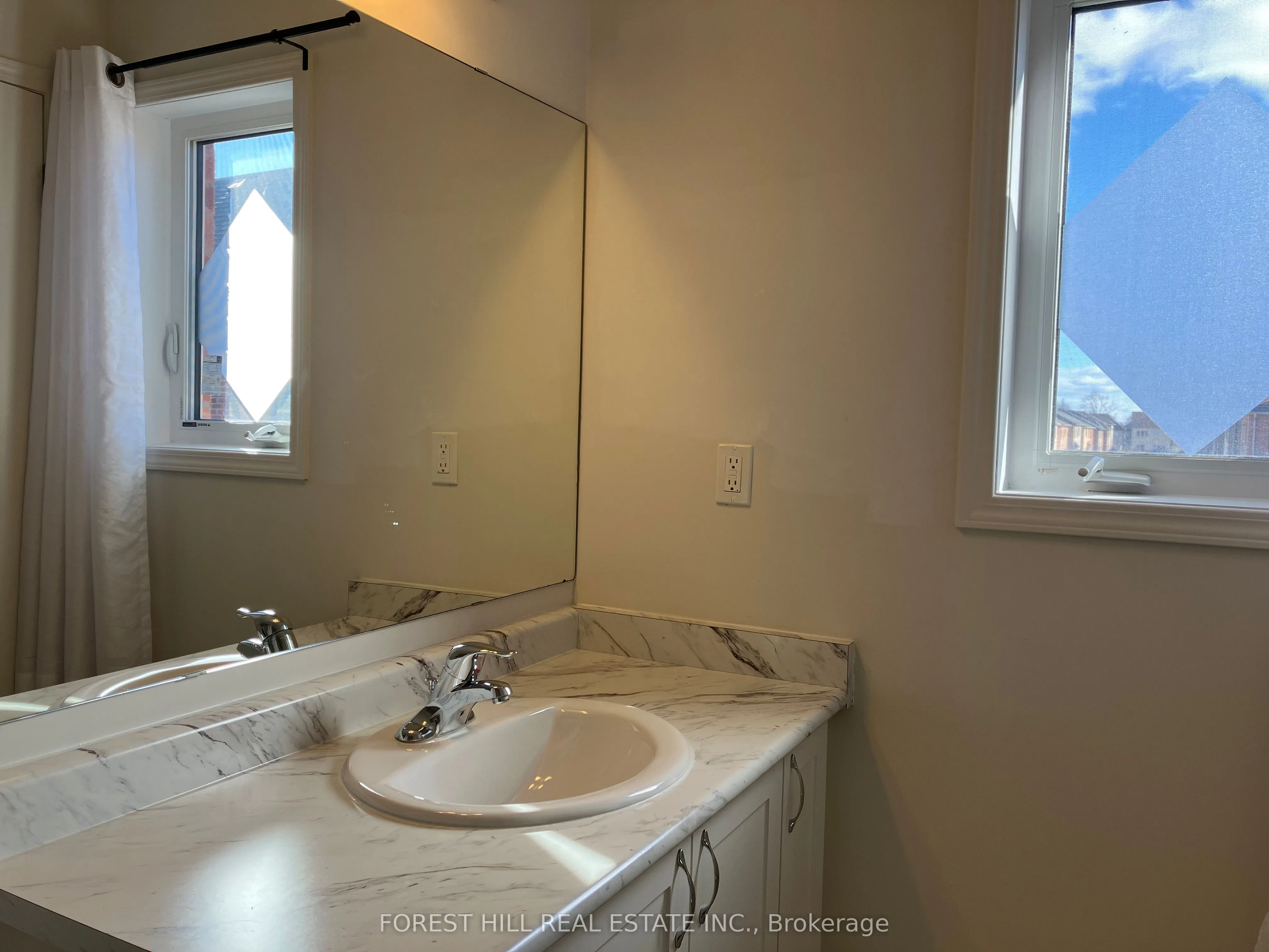 2448 Equestrian Crescent