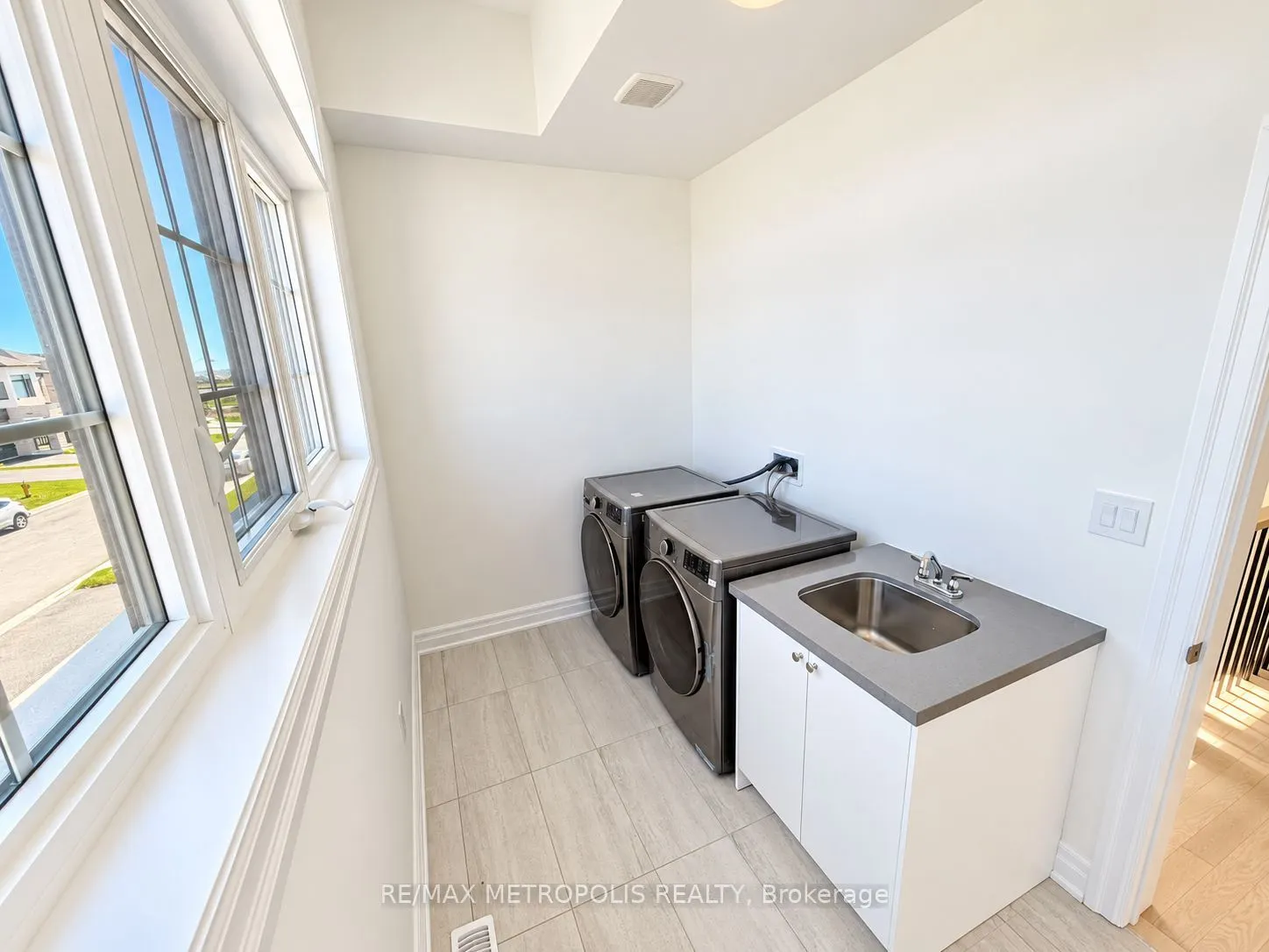 2224 Beckman Crescent
