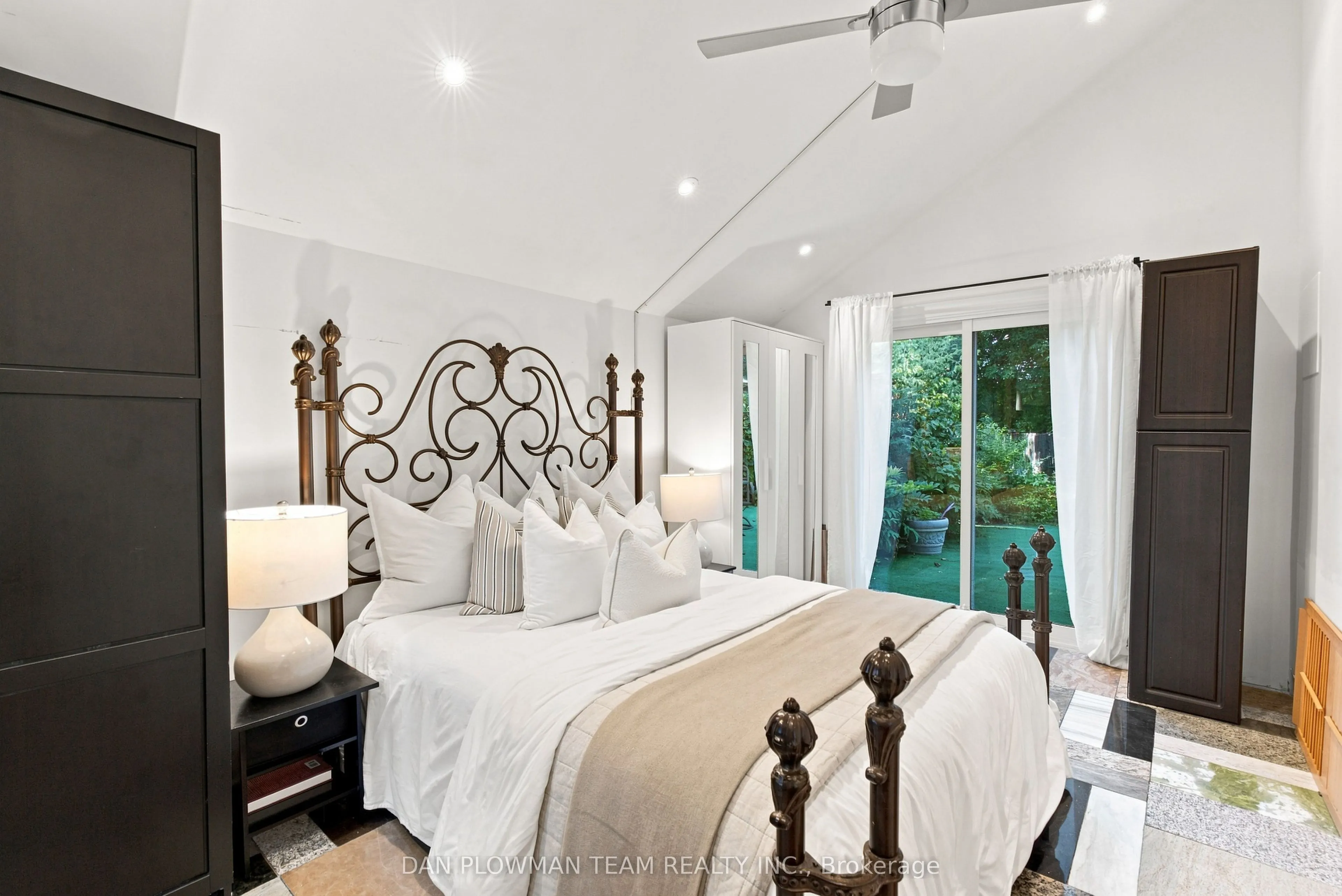 519 Kingston Road W