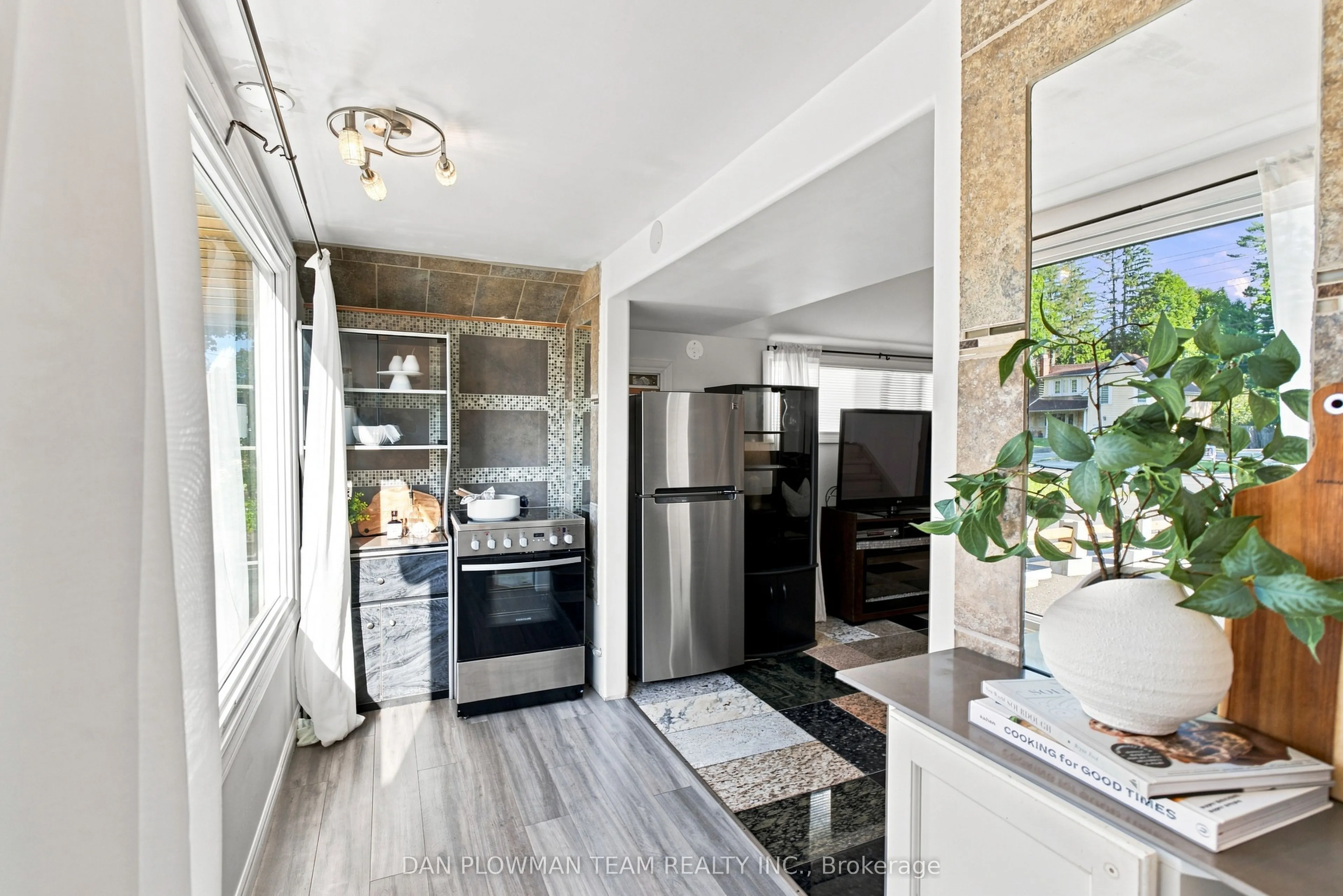 519 Kingston Road W