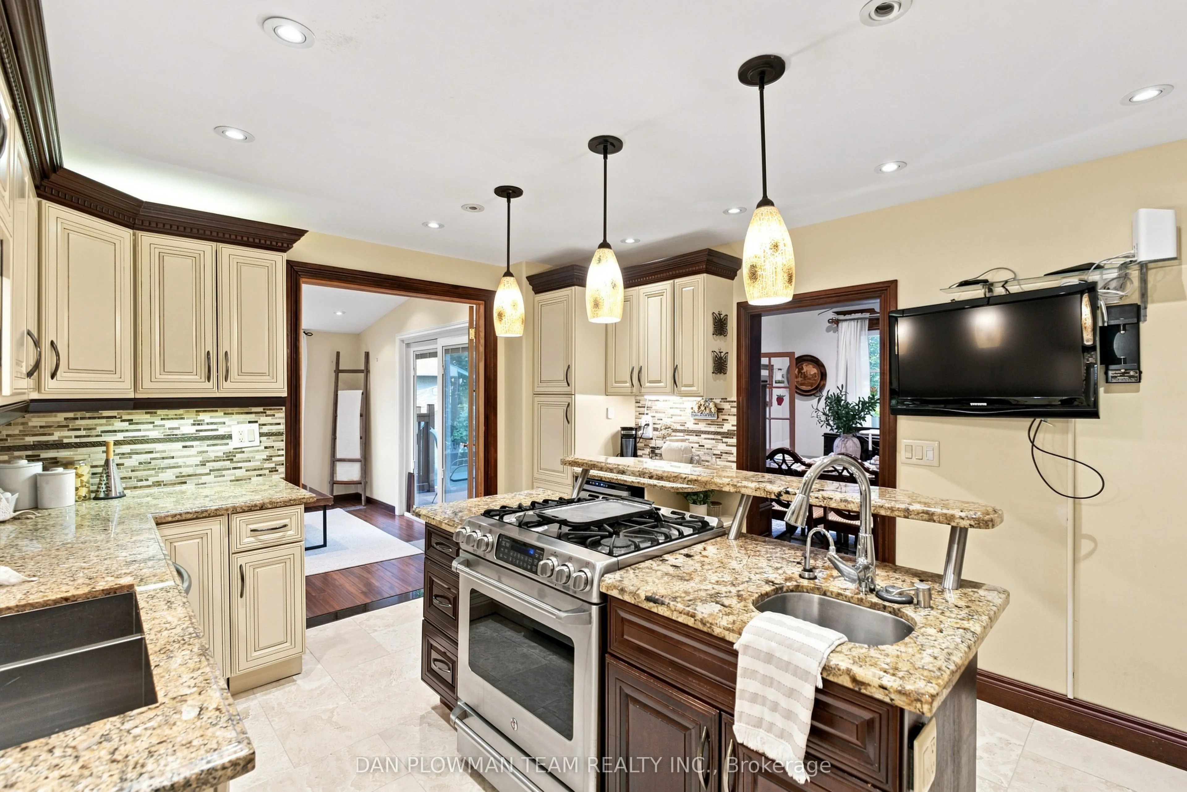 519 Kingston Road W