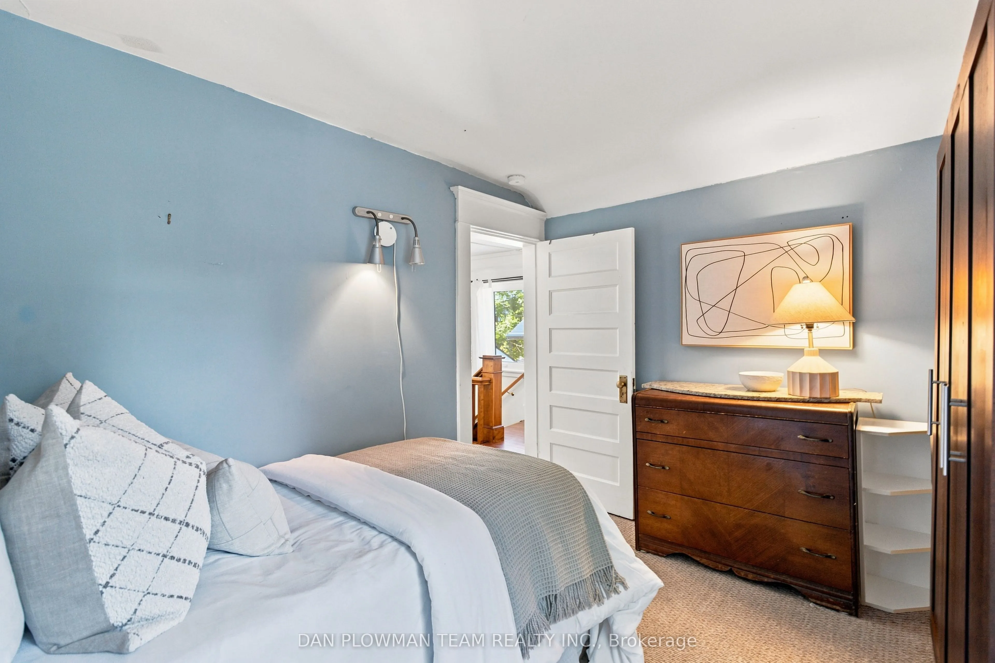 519 Kingston Road W