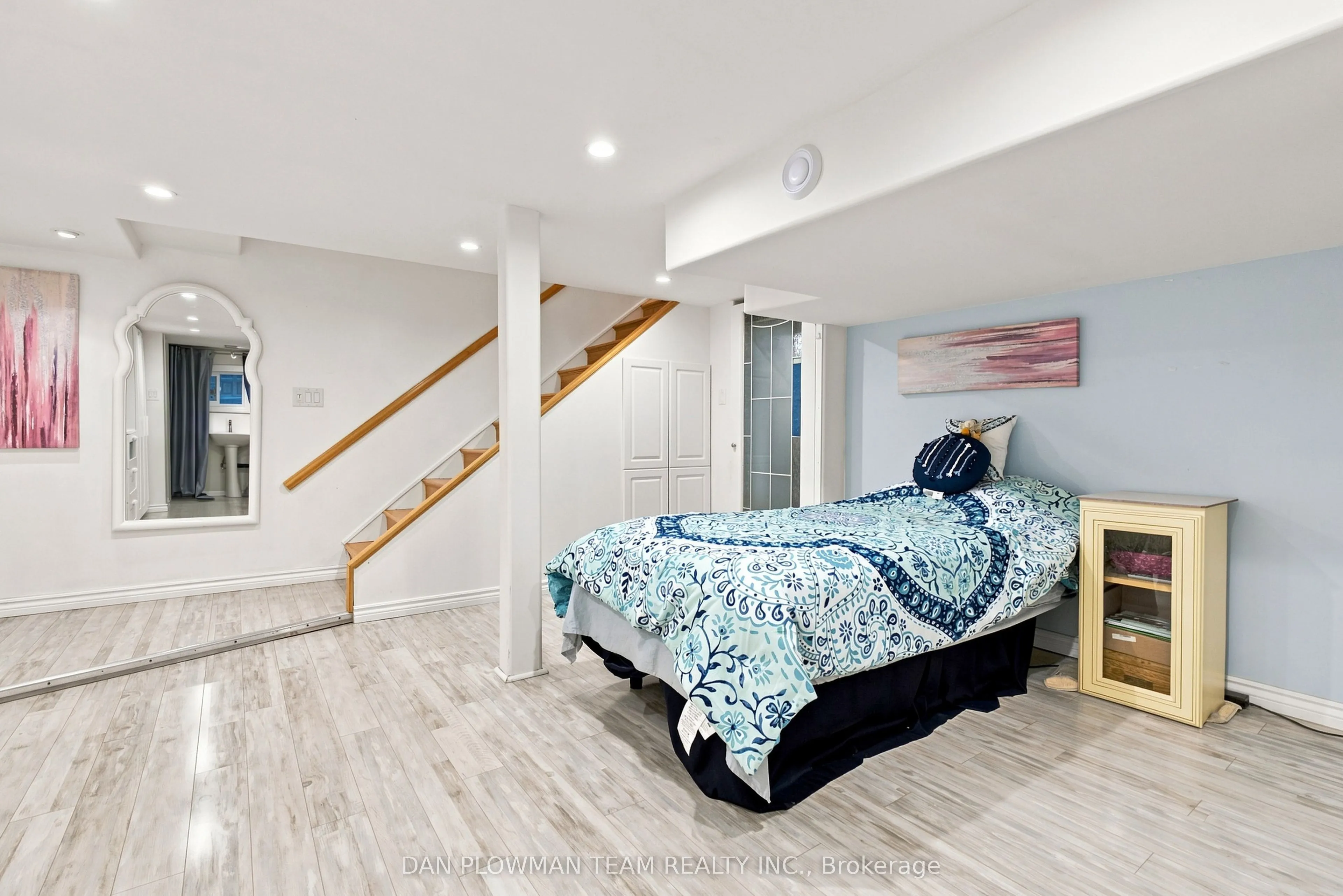 519 Kingston Road W