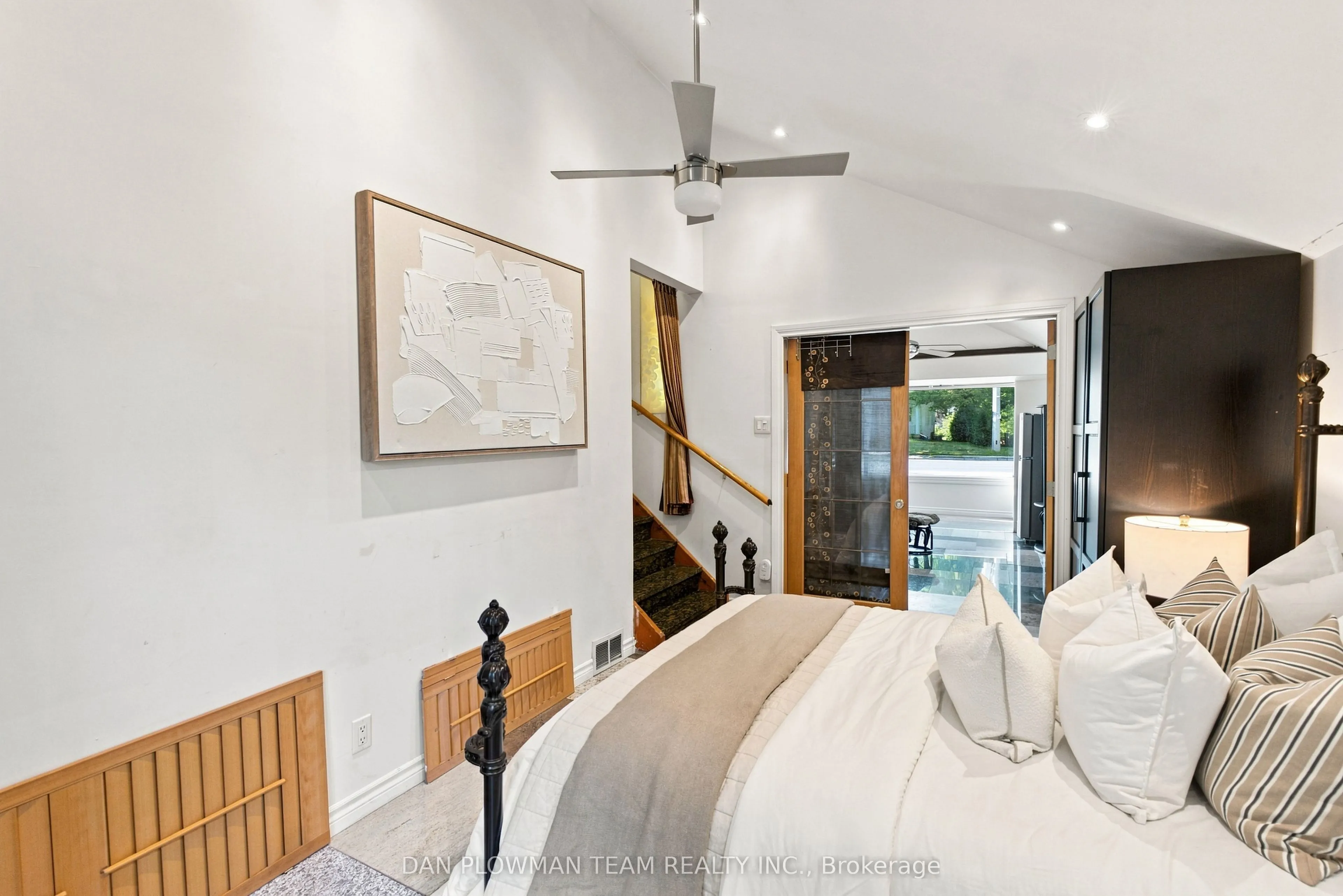 519 Kingston Road W