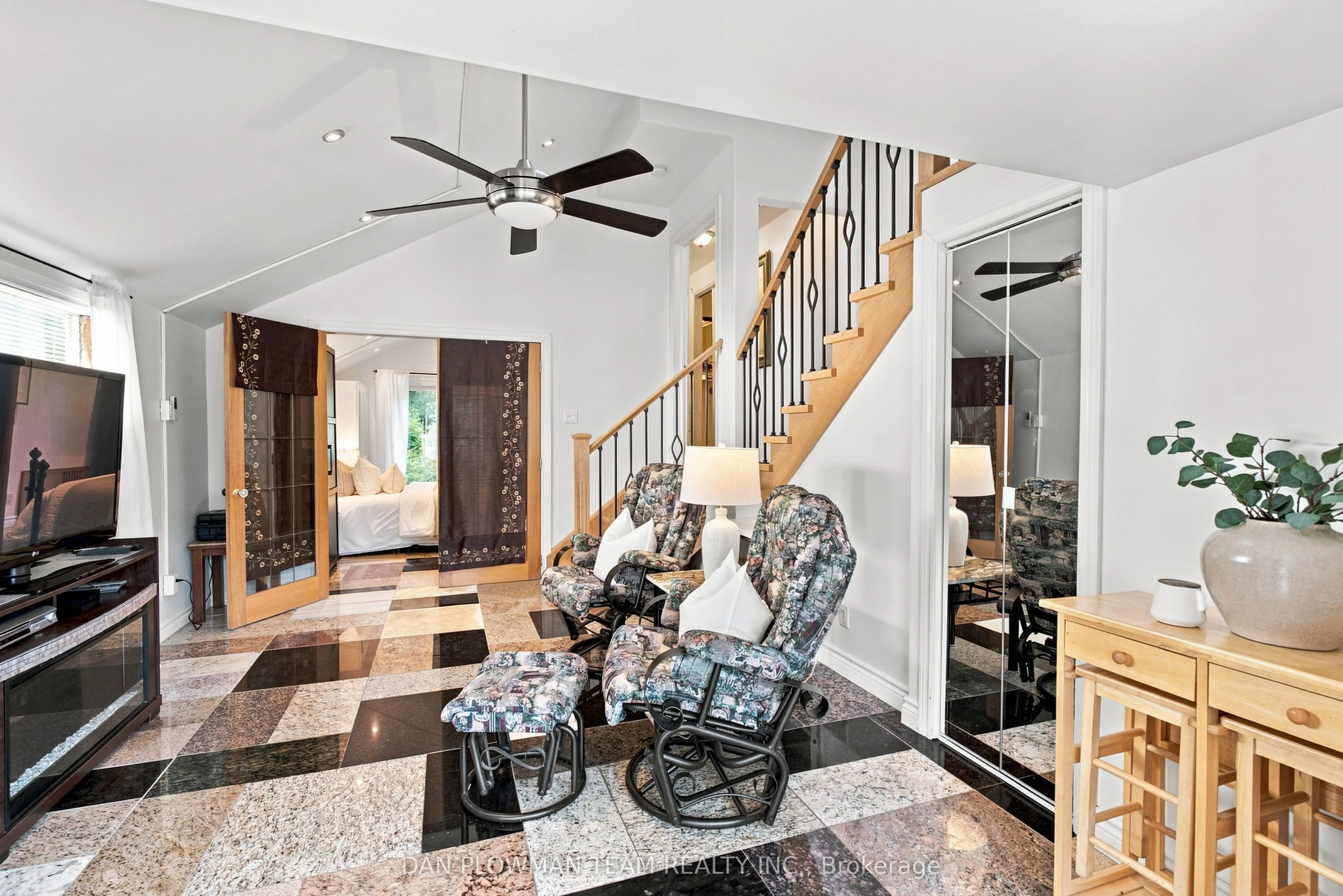 519 Kingston Road W