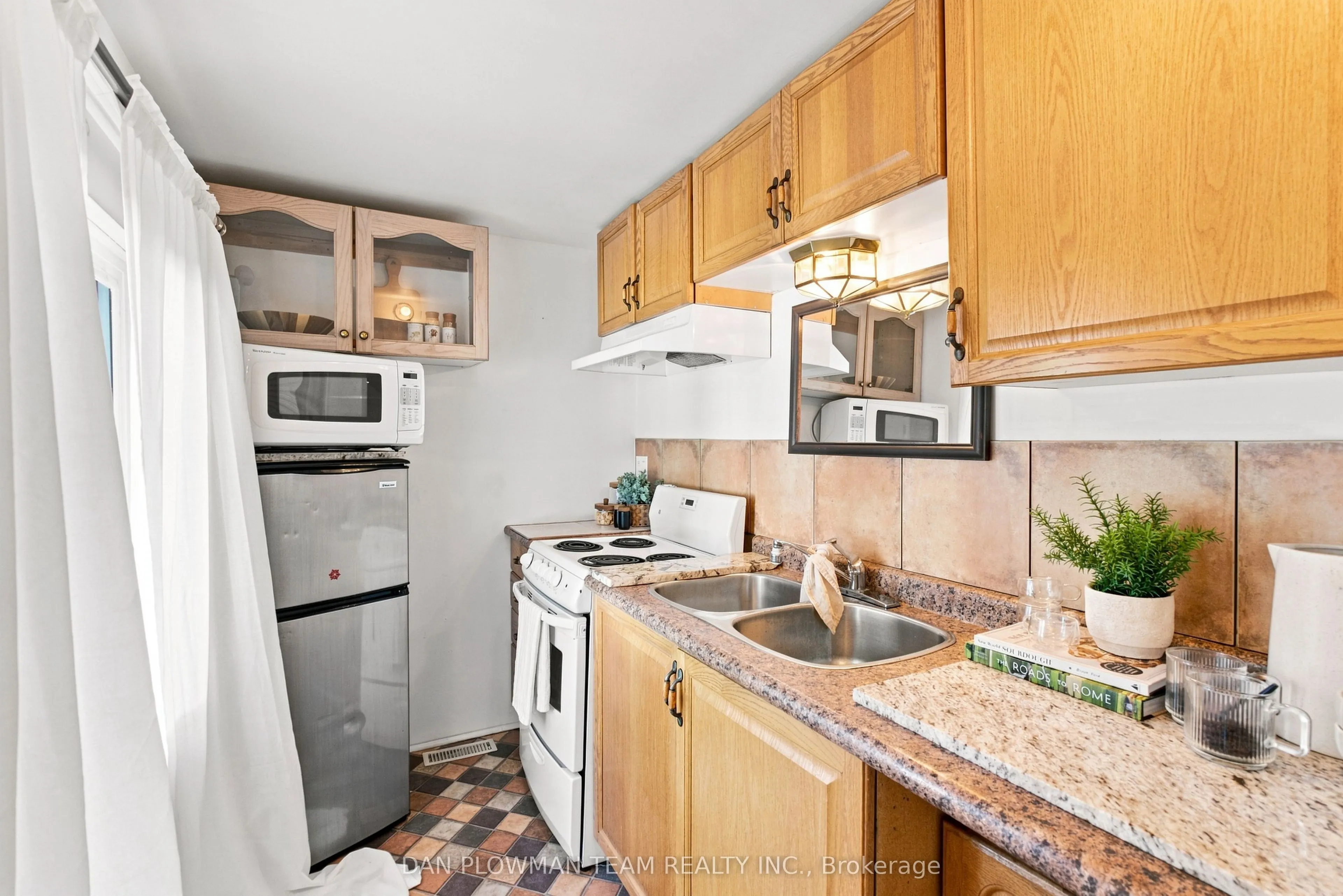 519 Kingston Road W