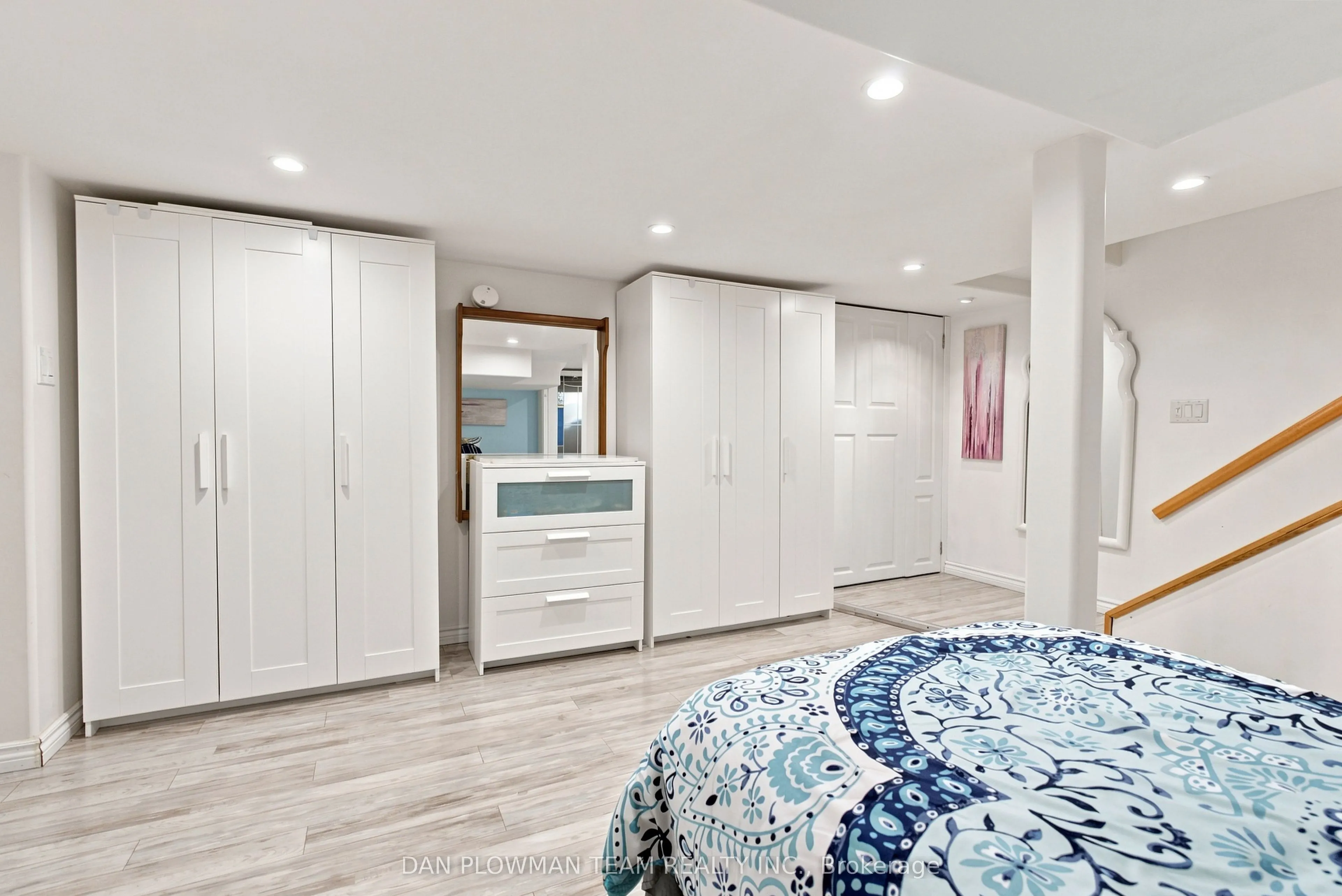 519 Kingston Road W