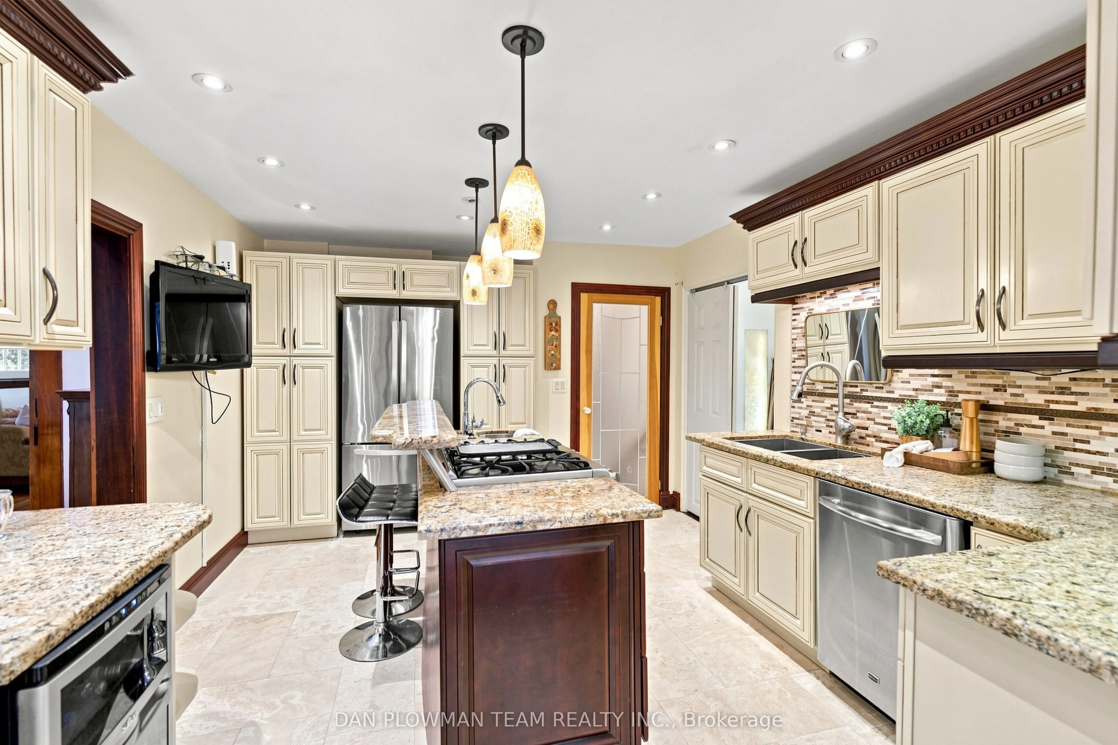 519 Kingston Road W