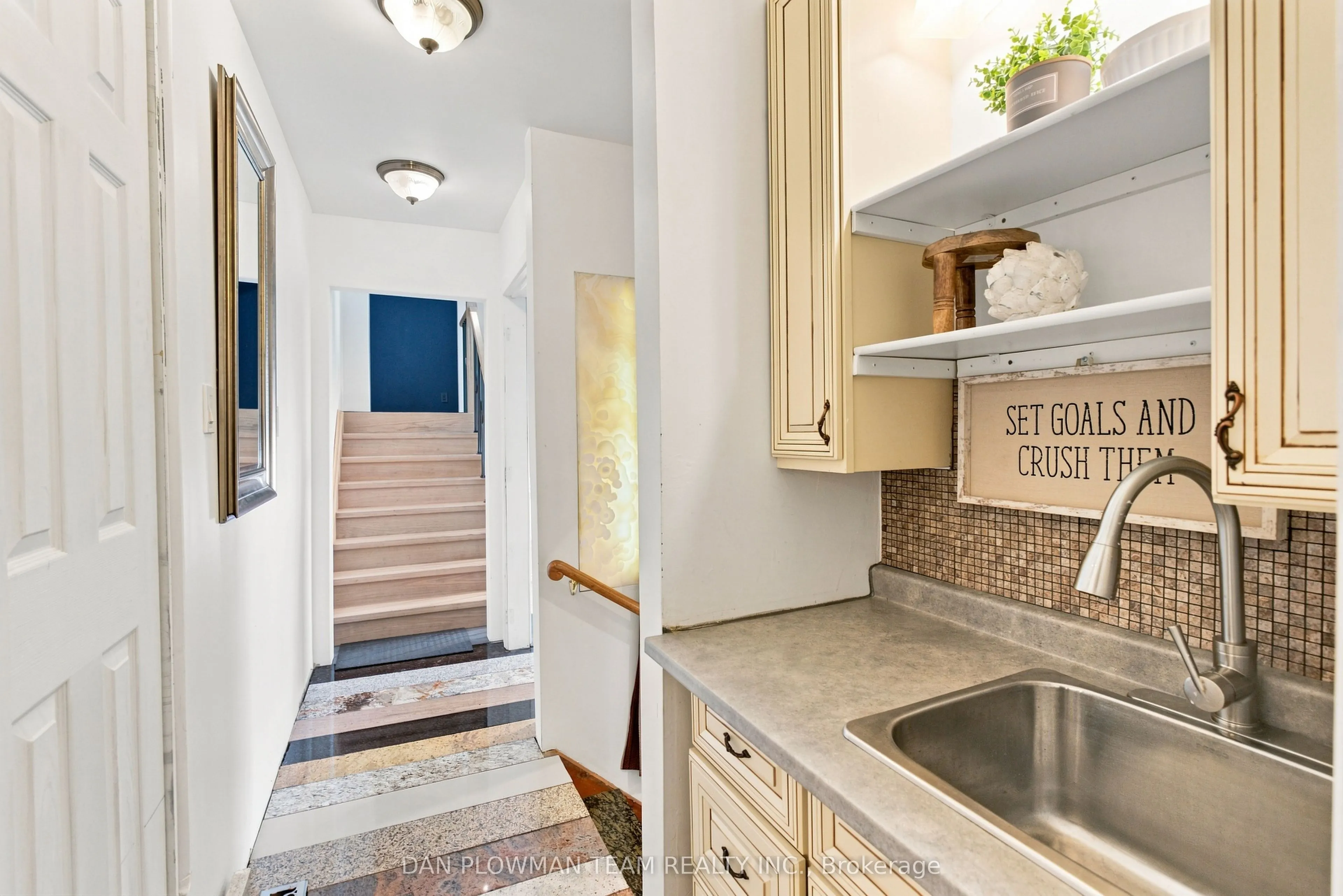 519 Kingston Road W