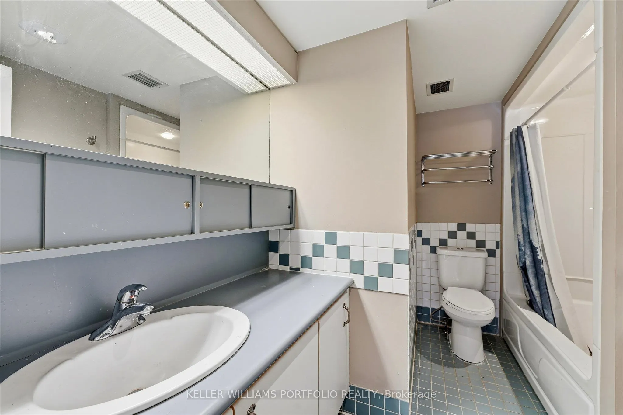 60 Kippendavie Avenue #204
