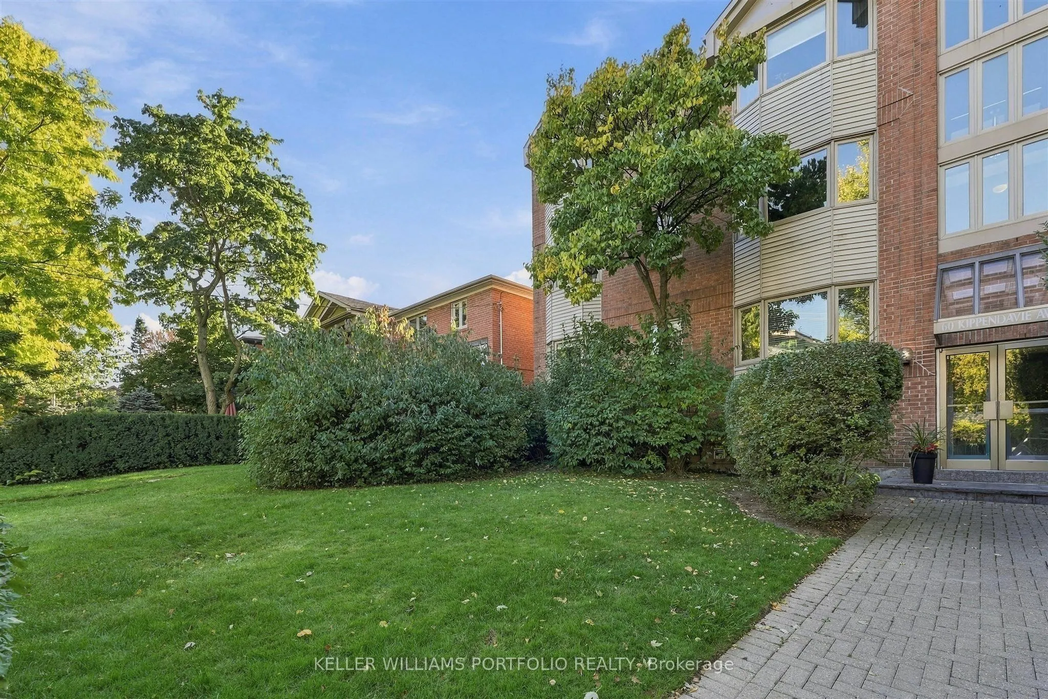 60 Kippendavie Avenue #204