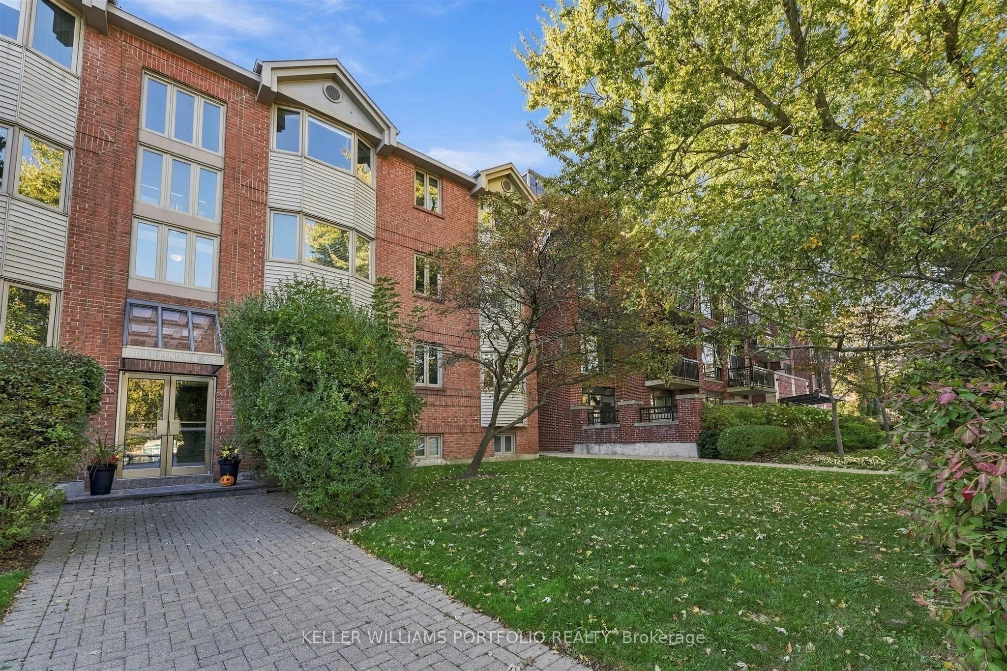 60 Kippendavie Avenue #204