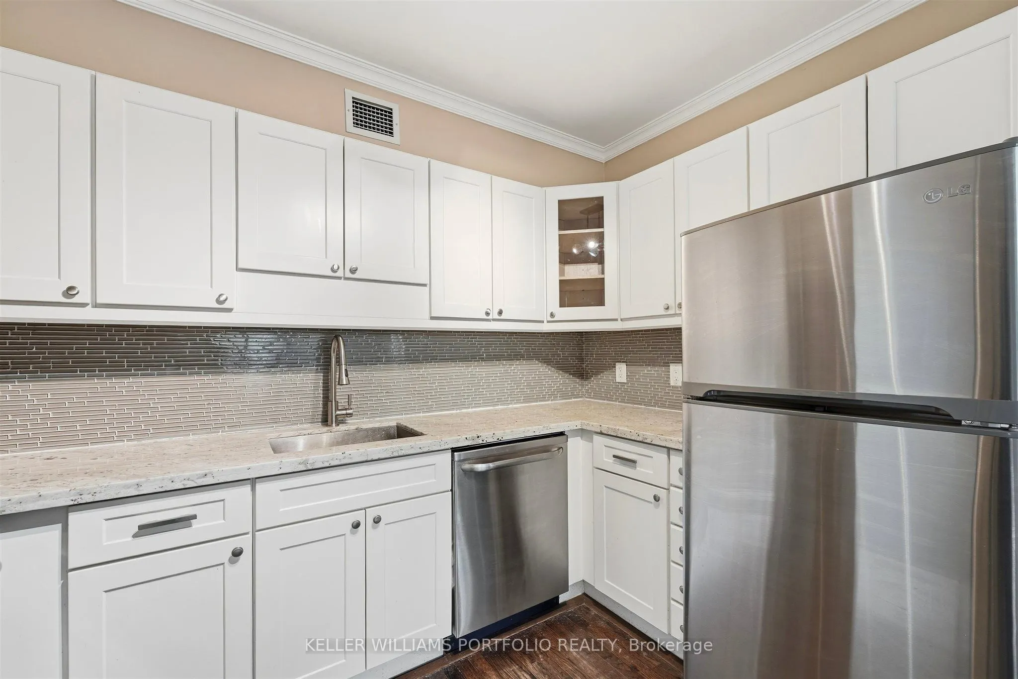 60 Kippendavie Avenue #204