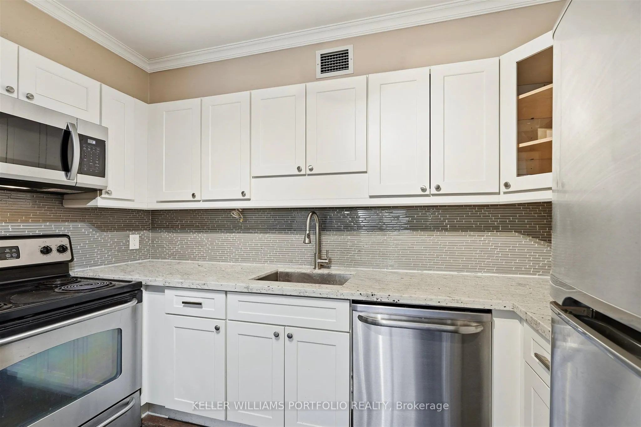 60 Kippendavie Avenue #204