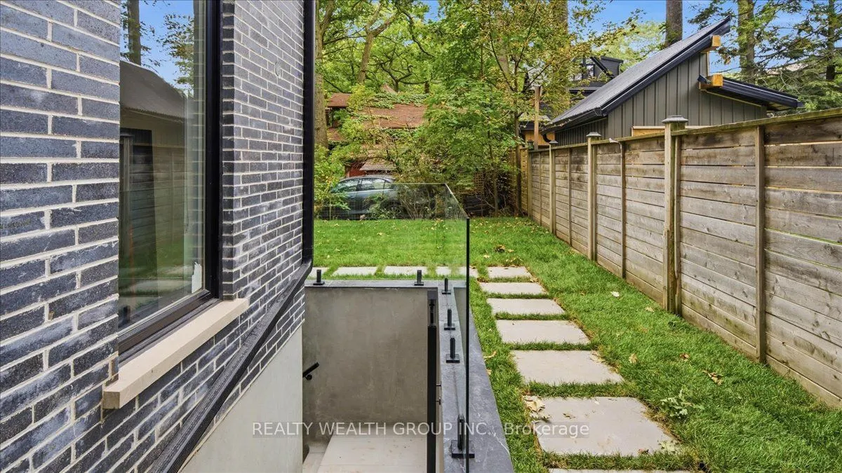 2 Kingsbury Crescent