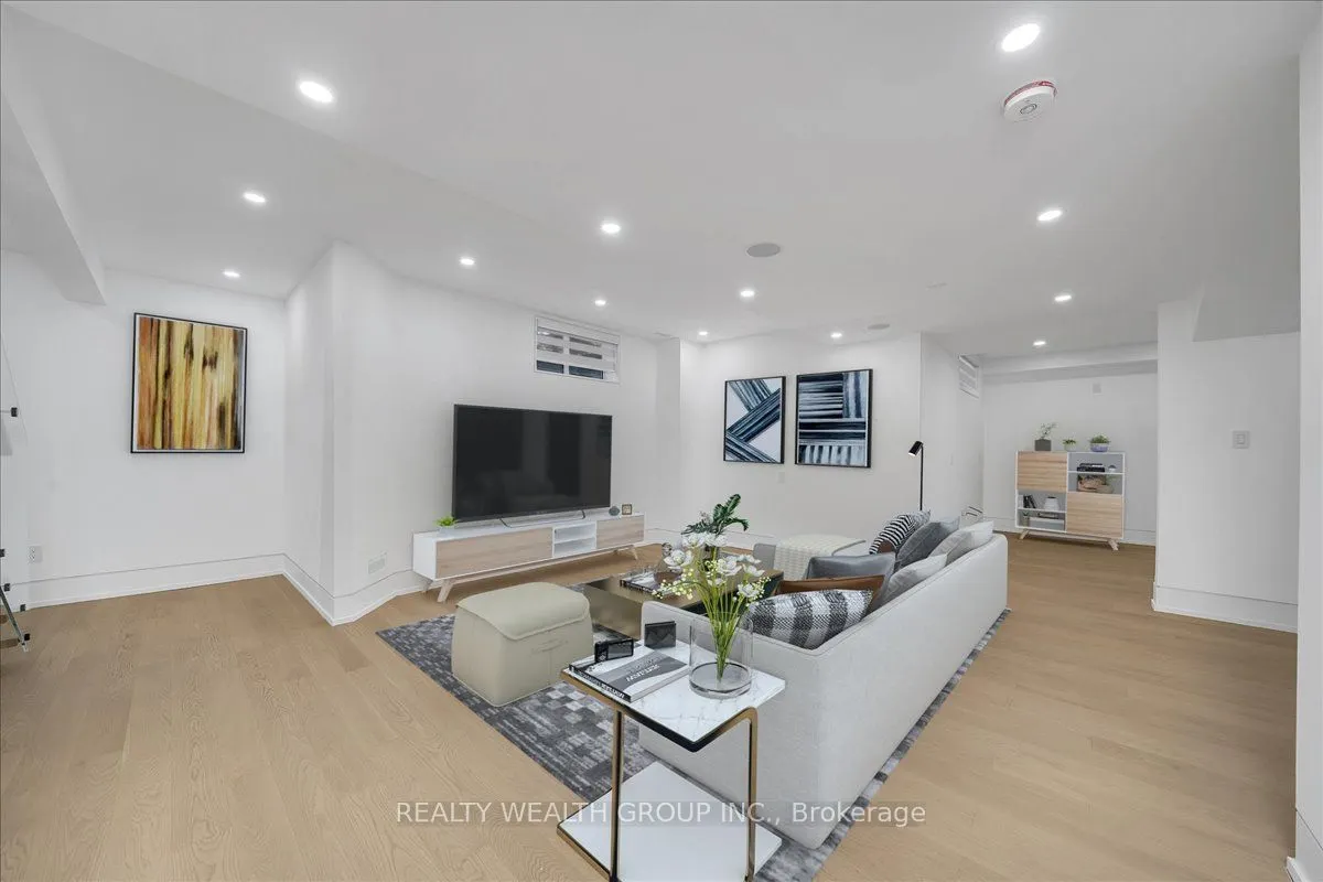 2 Kingsbury Crescent