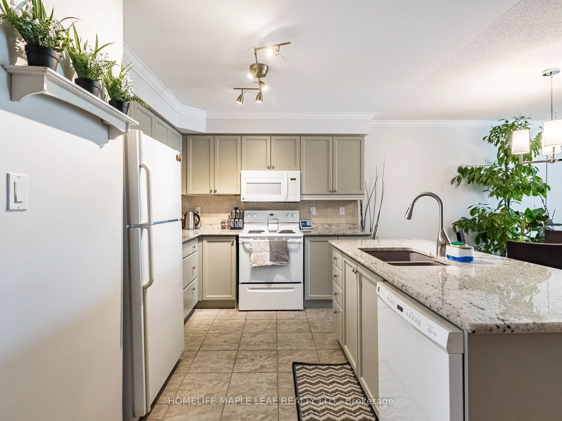 350 Lakebreeze Drive #8