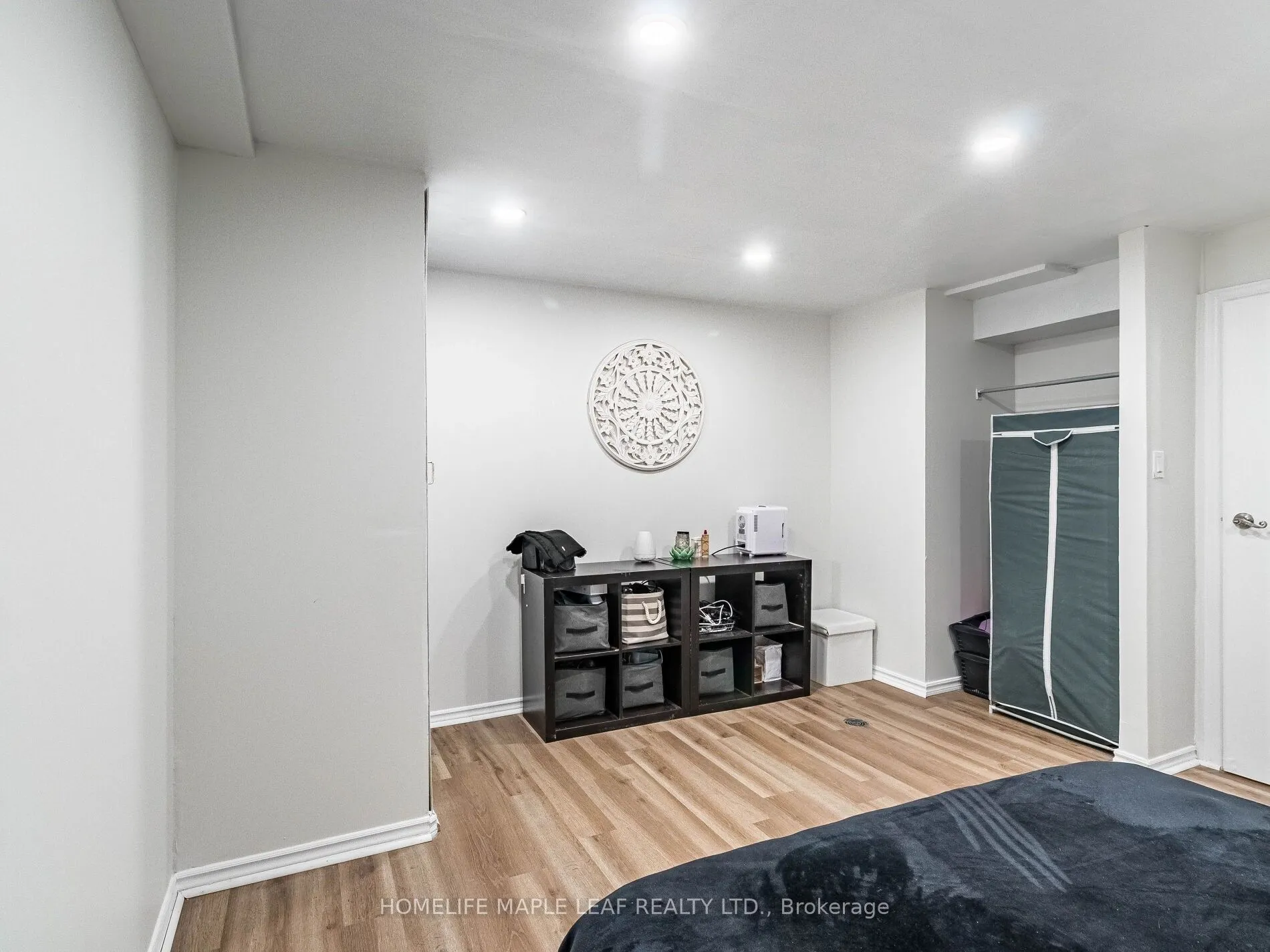 350 Lakebreeze Drive #8