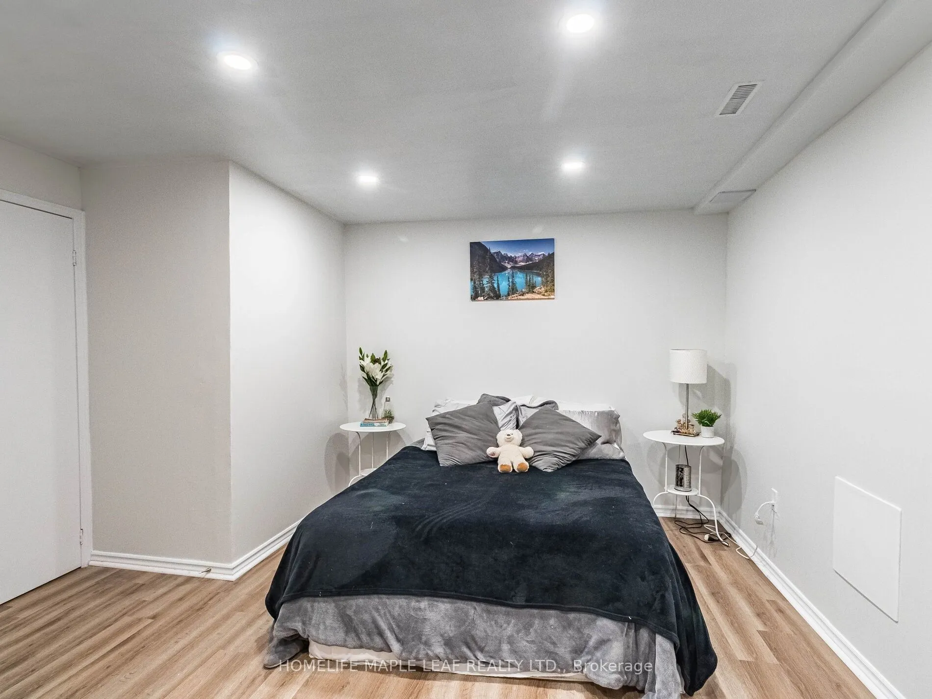 350 Lakebreeze Drive #8