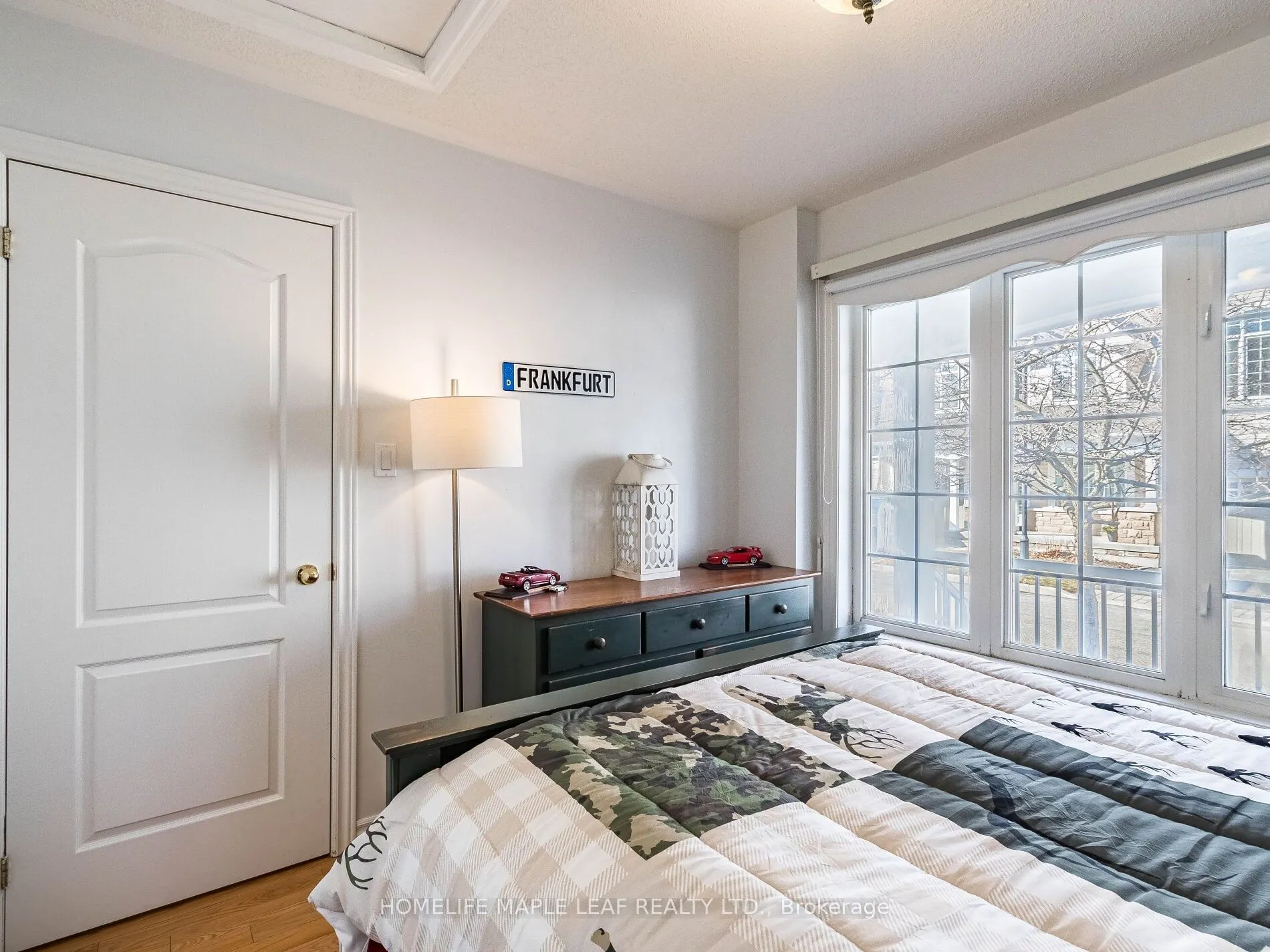 350 Lakebreeze Drive #8
