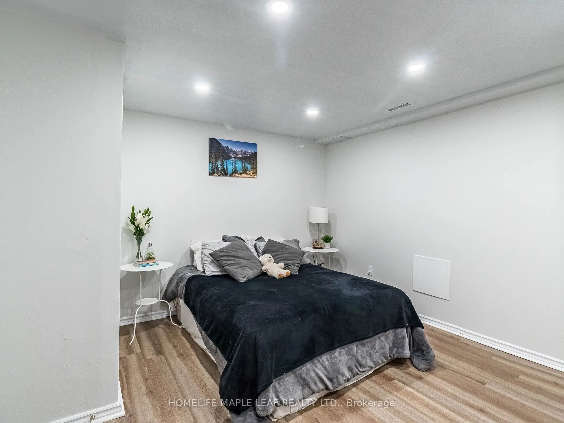 350 Lakebreeze Drive #8