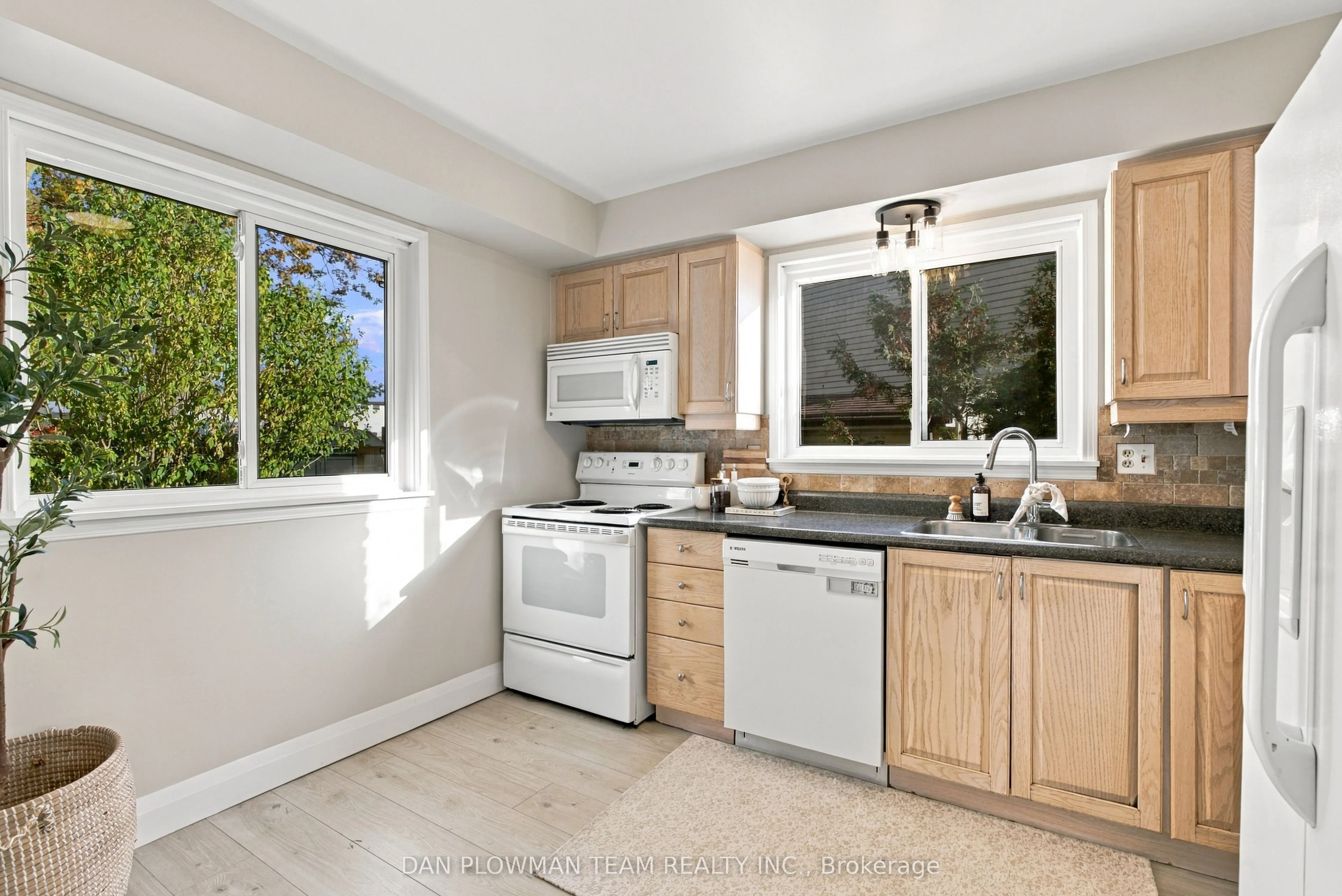 1385 Fenelon Crescent