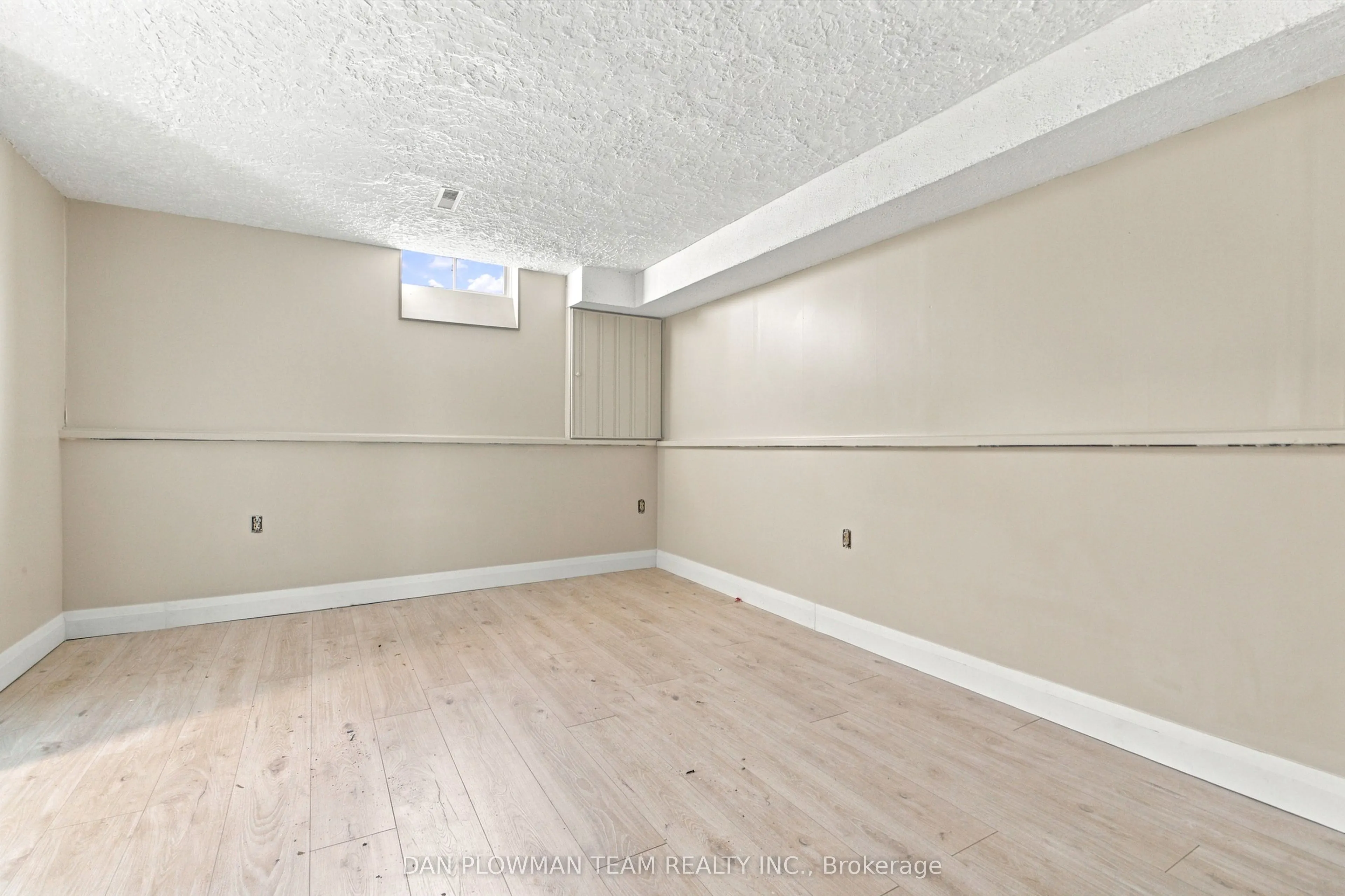 1385 Fenelon Crescent