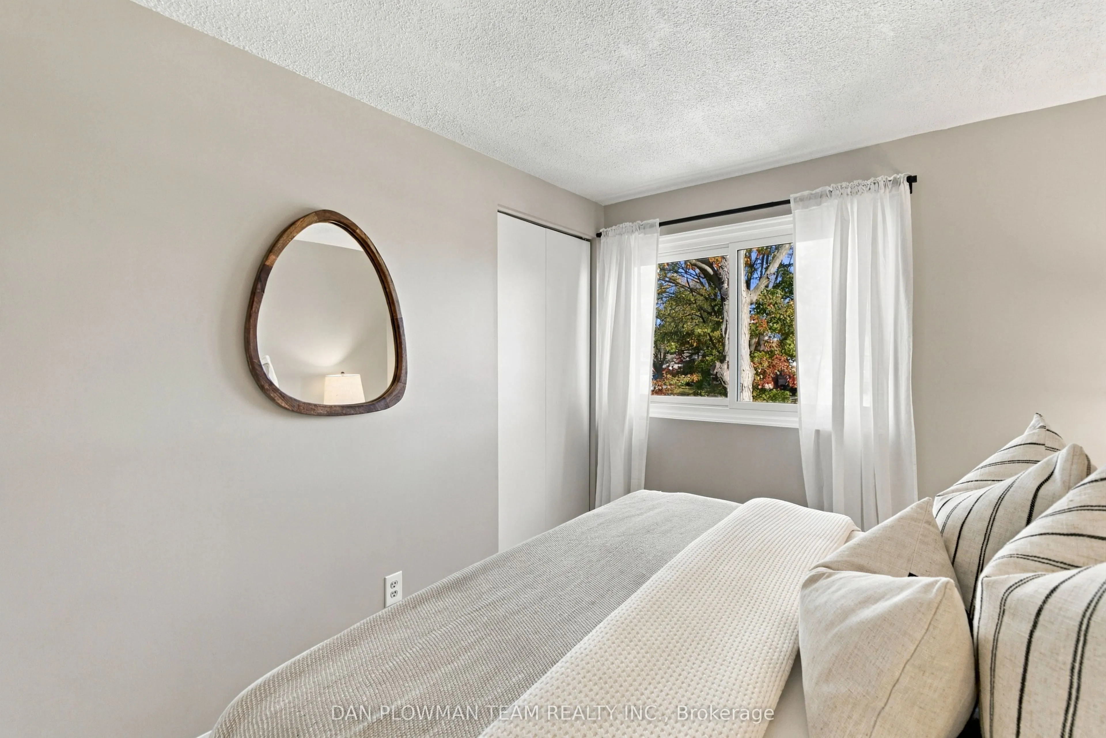 1385 Fenelon Crescent