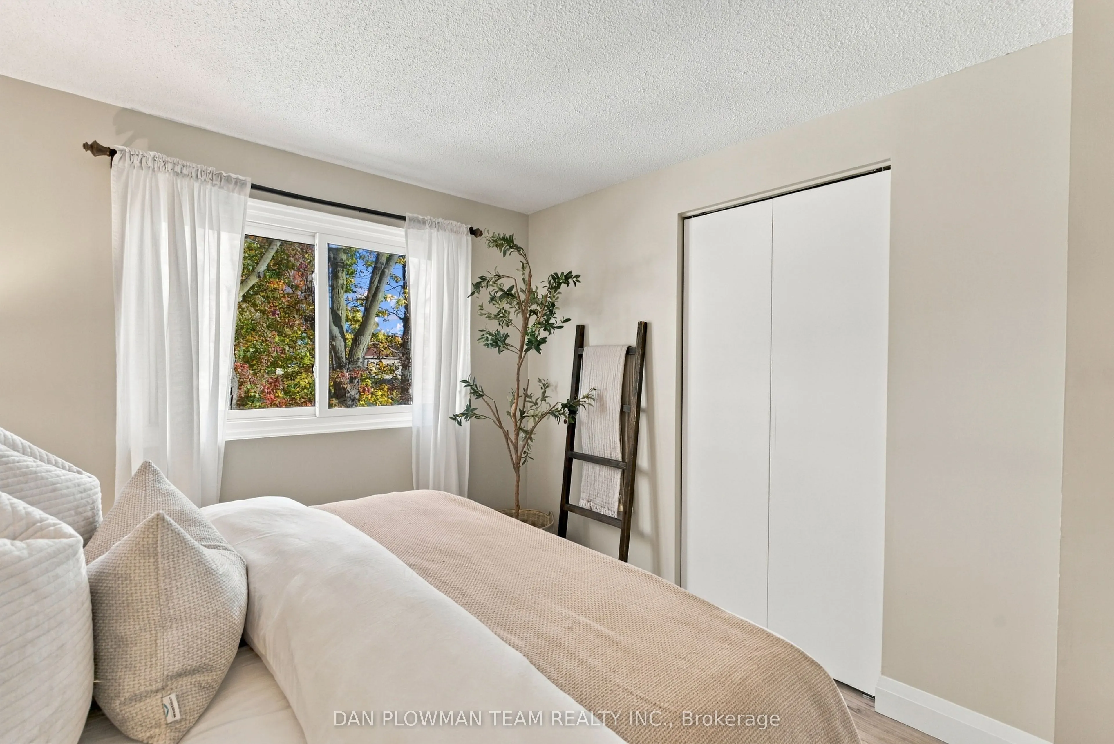 1385 Fenelon Crescent