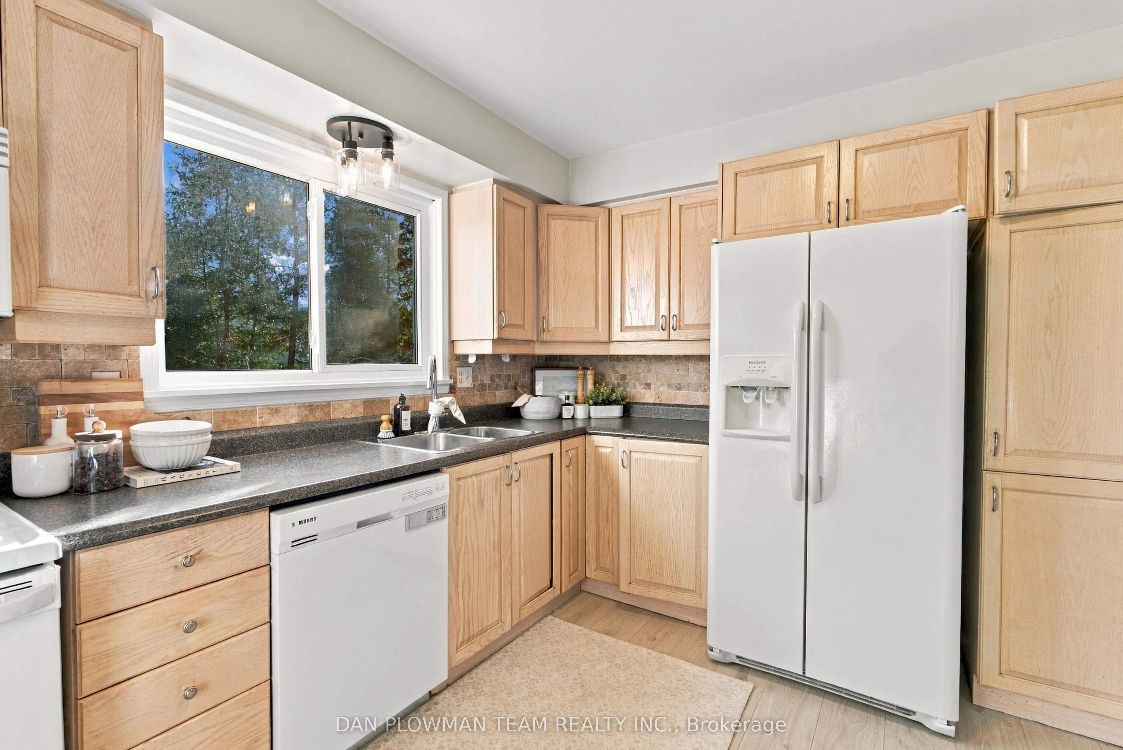 1385 Fenelon Crescent