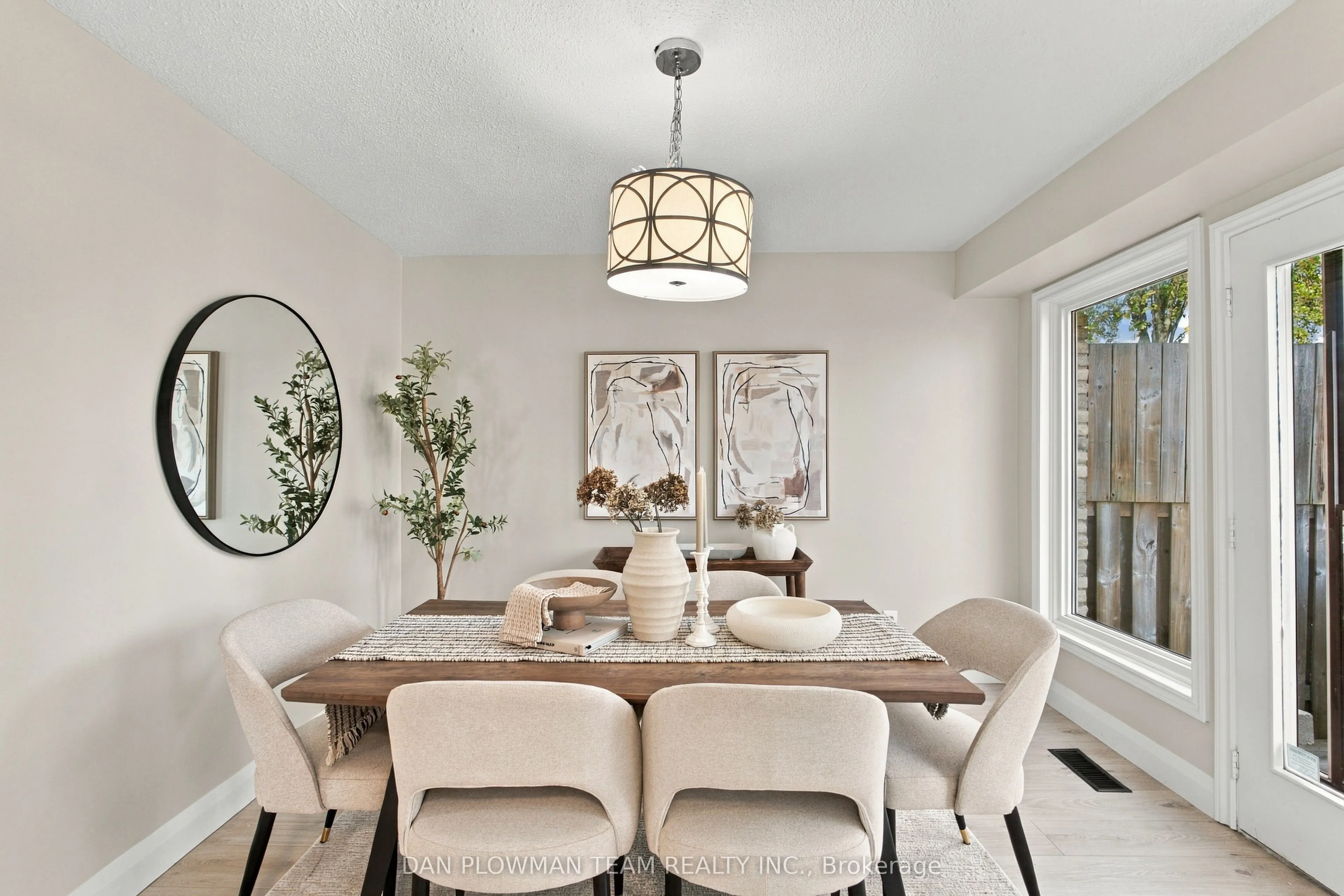 1385 Fenelon Crescent
