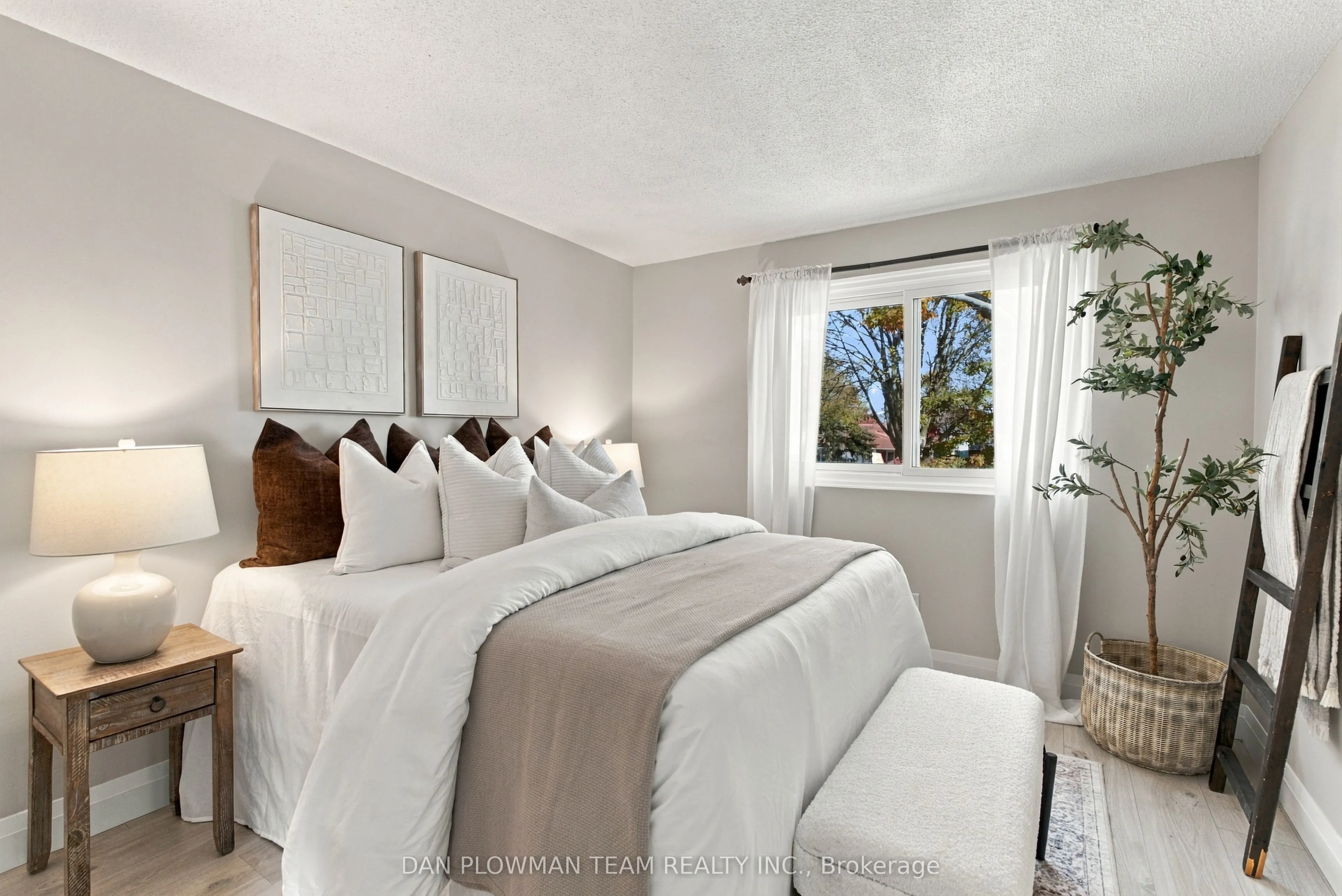 1385 Fenelon Crescent