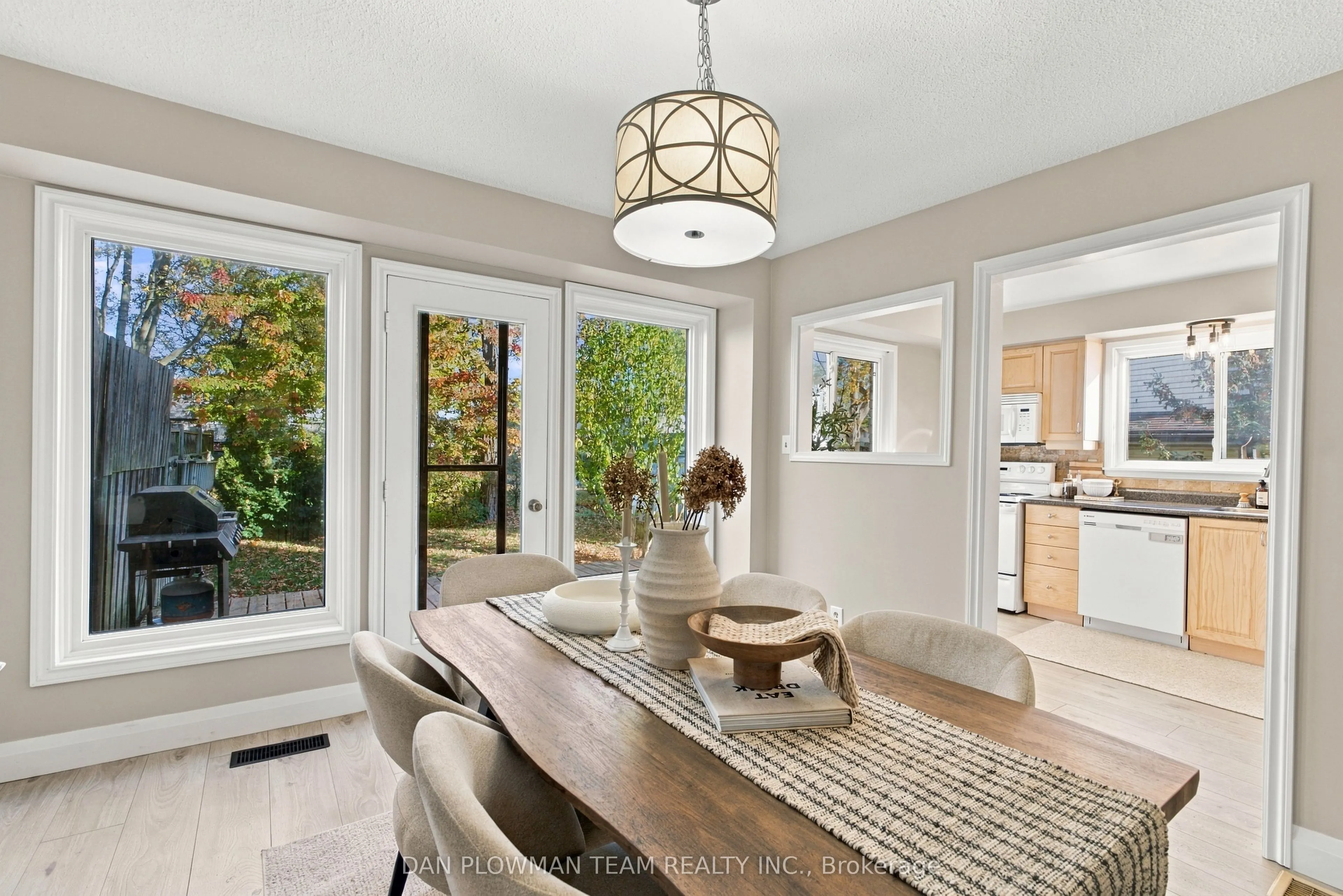 1385 Fenelon Crescent