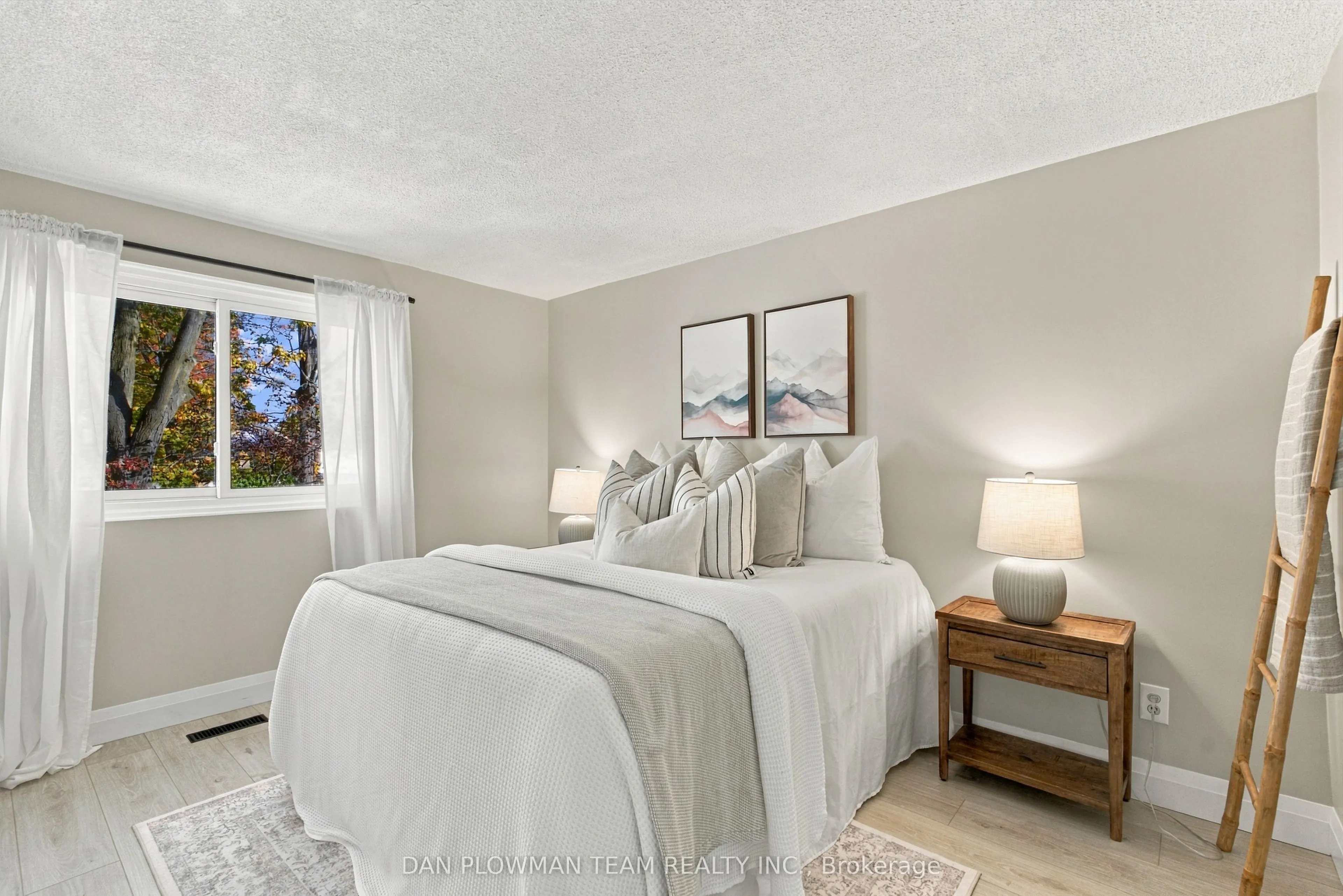 1385 Fenelon Crescent