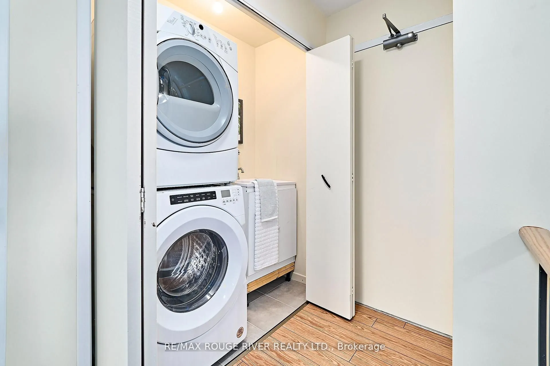337 Simcoe Street #401