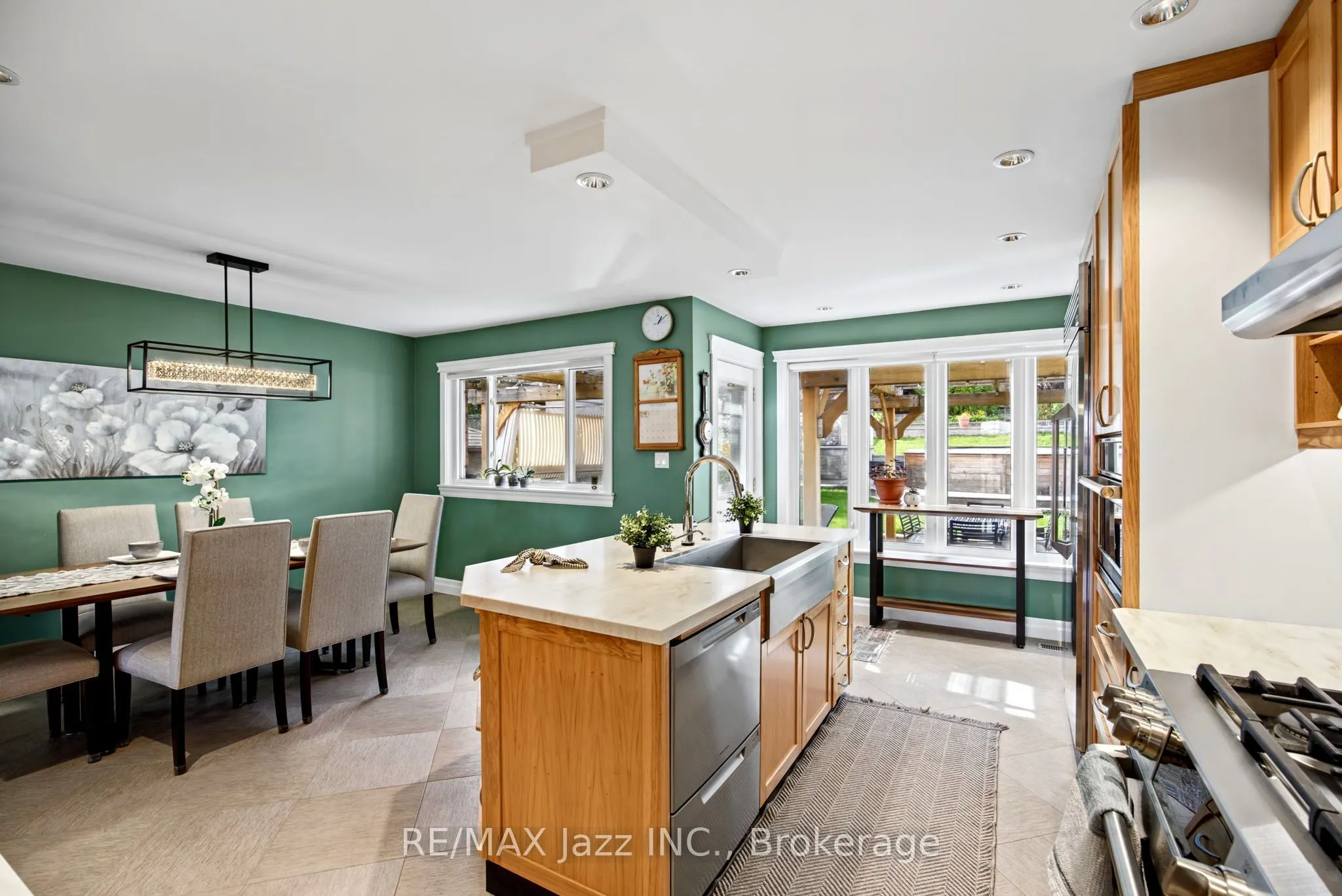 789 Lochness Crescent