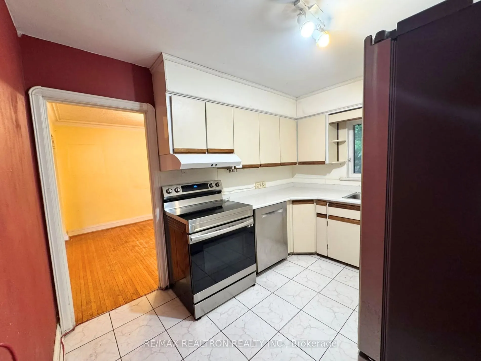 20 West Hill Drive #Main floor