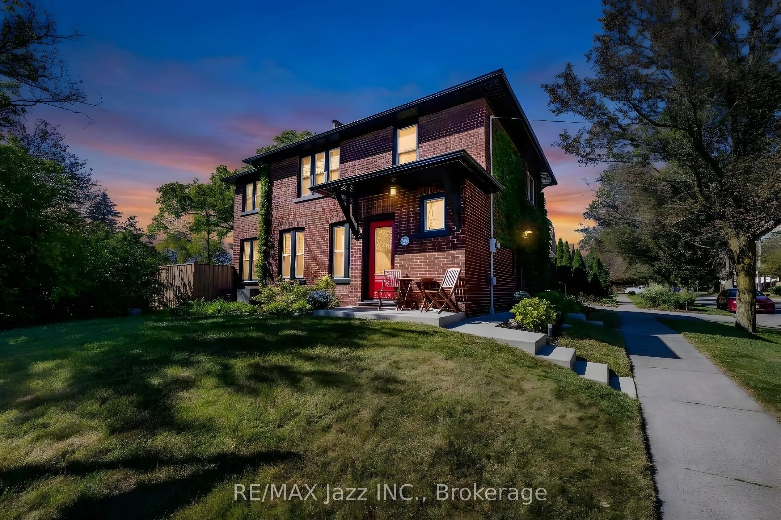142 Adelaide Avenue W